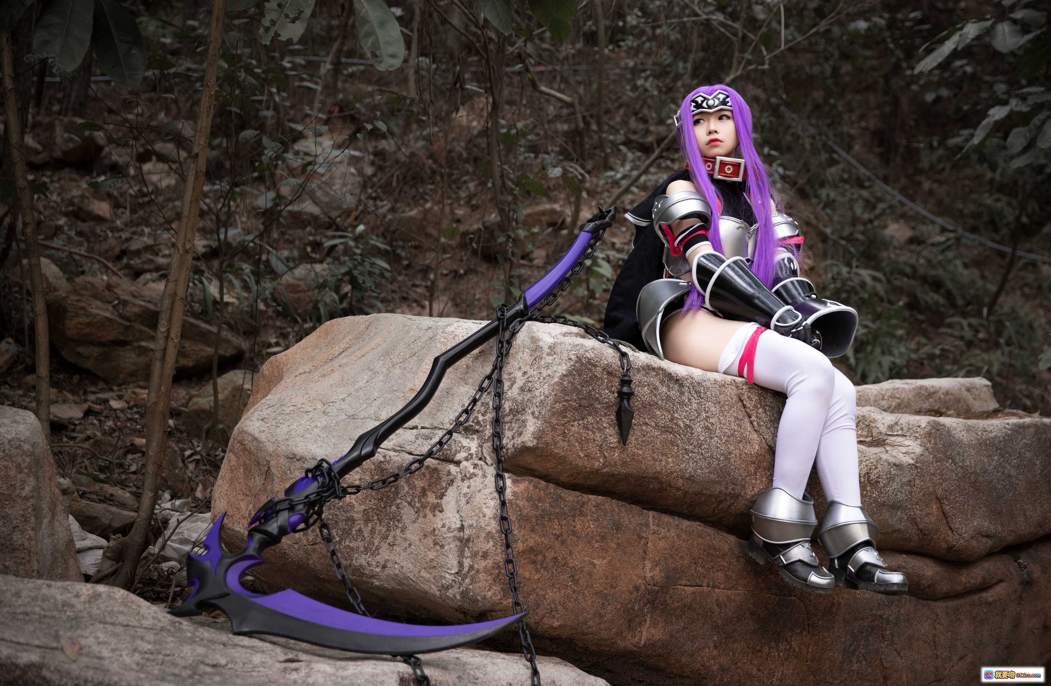 图片[4] - G44不会受伤 NO.021 安娜 cosplay 紫发女战士 森林写真 黑色斗篷 银甲武装 链刃武器 白袜战靴 动漫角色扮演 精致妆造 户外实景拍摄 - 就要吻