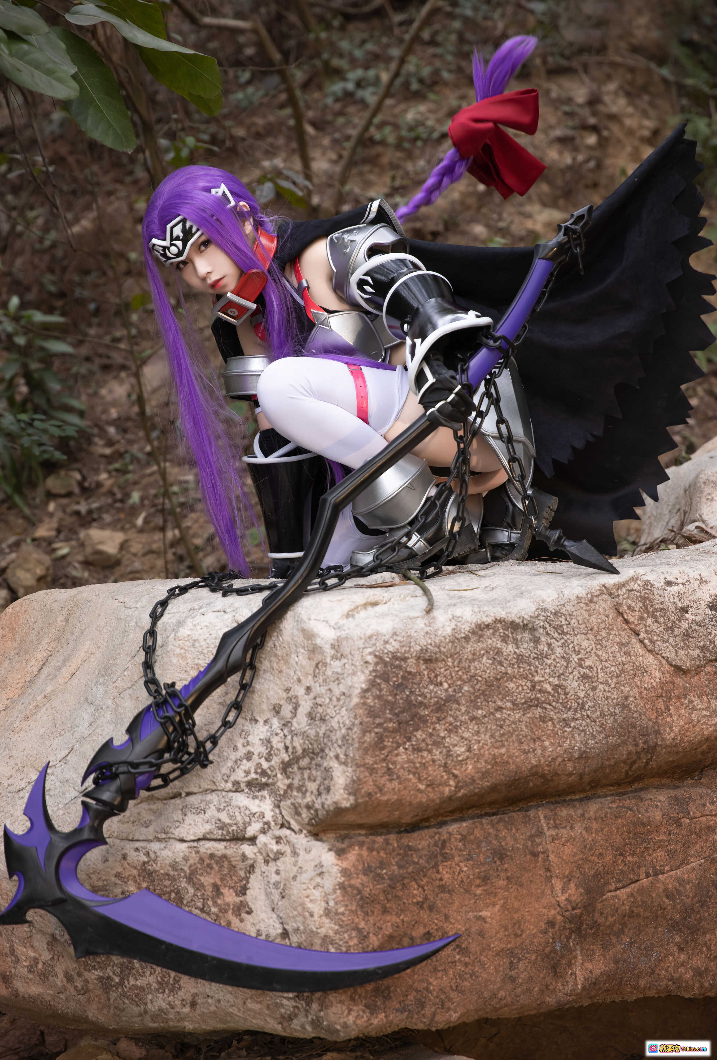 图片[5] - G44不会受伤 NO.021 安娜 cosplay 紫发女战士 森林写真 黑色斗篷 银甲武装 链刃武器 白袜战靴 动漫角色扮演 精致妆造 户外实景拍摄 - 就要吻