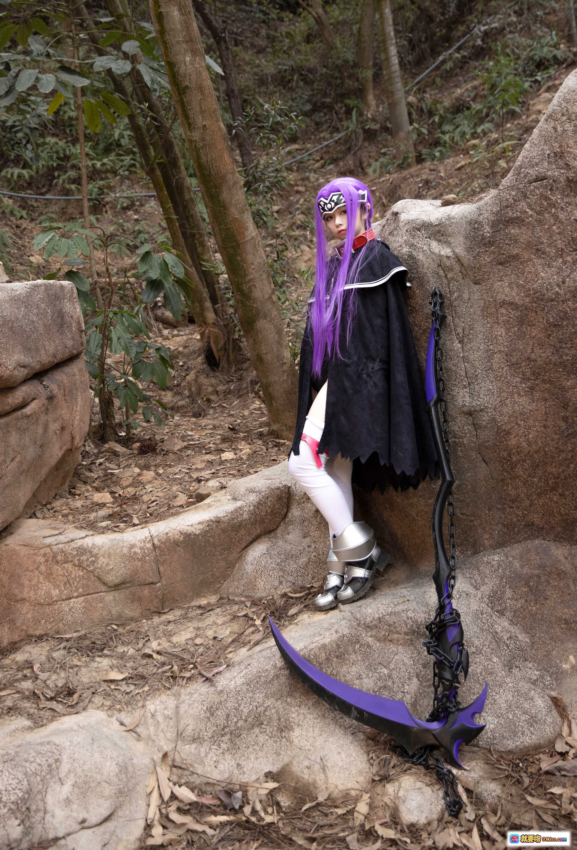 图片[10] - G44不会受伤 NO.021 安娜 cosplay 紫发女战士 森林写真 黑色斗篷 银甲武装 链刃武器 白袜战靴 动漫角色扮演 精致妆造 户外实景拍摄 - 就要吻