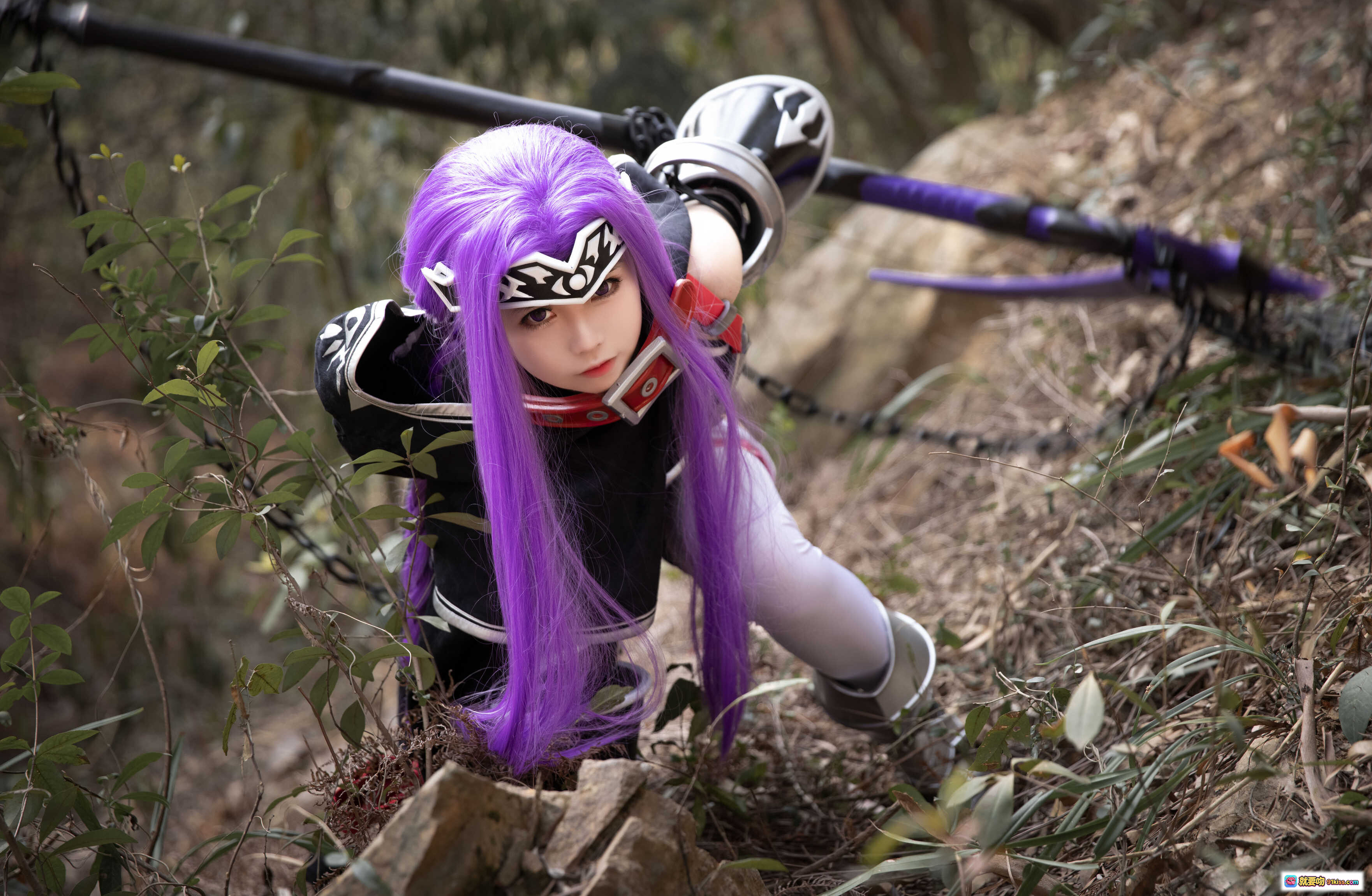 图片[9] - G44不会受伤 NO.021 安娜 cosplay 紫发女战士 森林写真 黑色斗篷 银甲武装 链刃武器 白袜战靴 动漫角色扮演 精致妆造 户外实景拍摄 - 就要吻