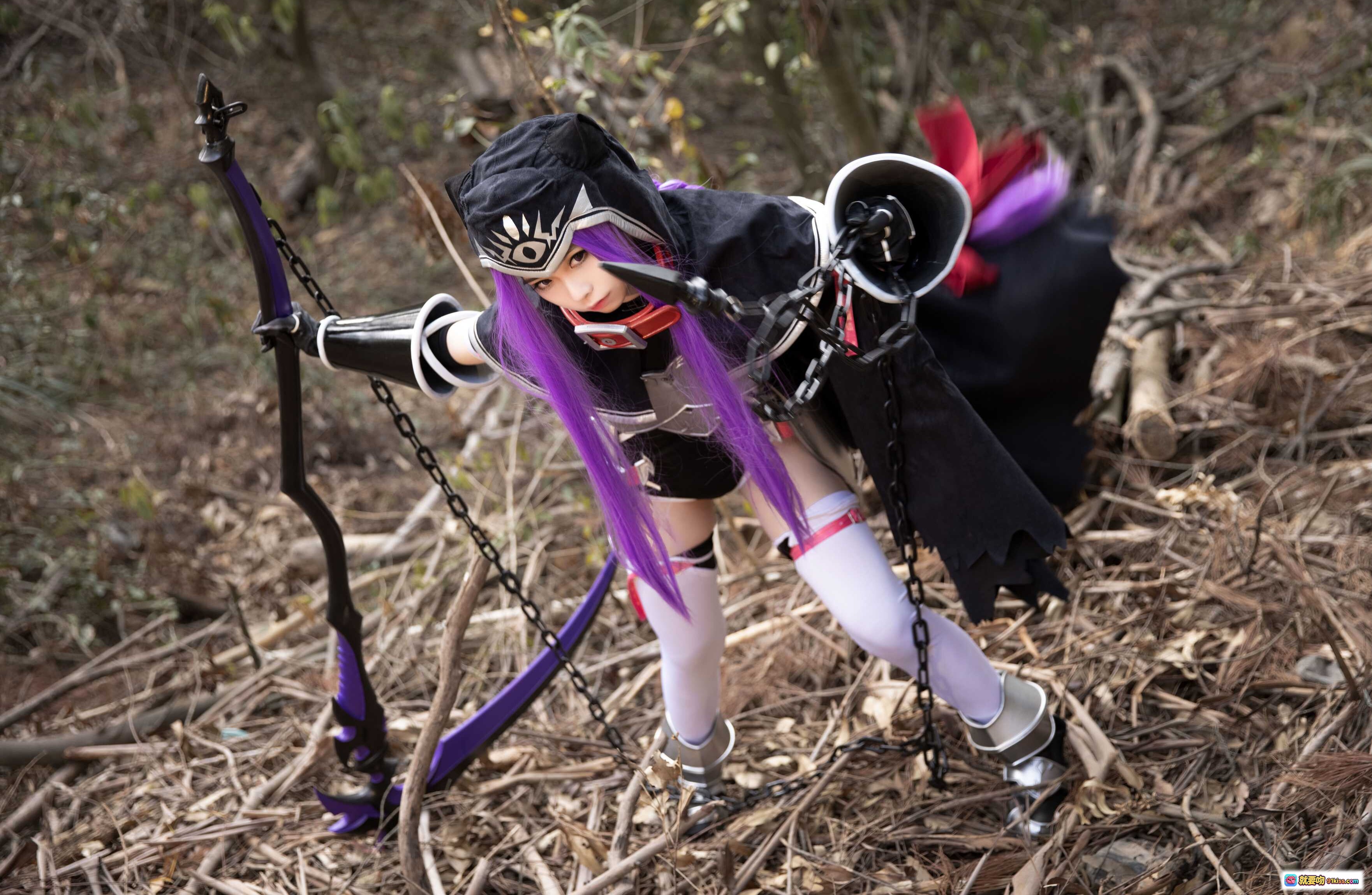 图片[6] - G44不会受伤 NO.021 安娜 cosplay 紫发女战士 森林写真 黑色斗篷 银甲武装 链刃武器 白袜战靴 动漫角色扮演 精致妆造 户外实景拍摄 - 就要吻