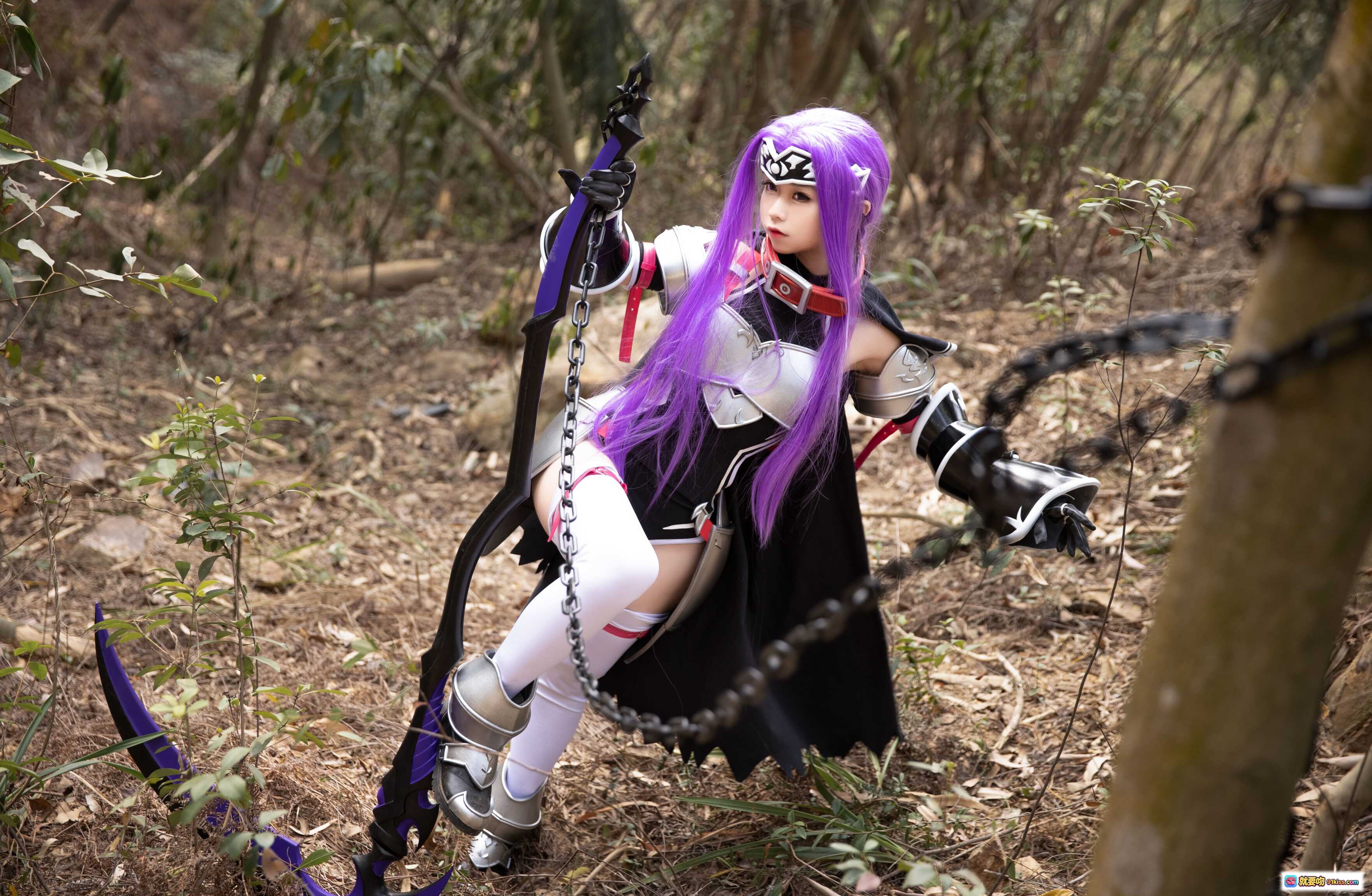 图片[2] - G44不会受伤 NO.021 安娜 cosplay 紫发女战士 森林写真 黑色斗篷 银甲武装 链刃武器 白袜战靴 动漫角色扮演 精致妆造 户外实景拍摄 - 就要吻