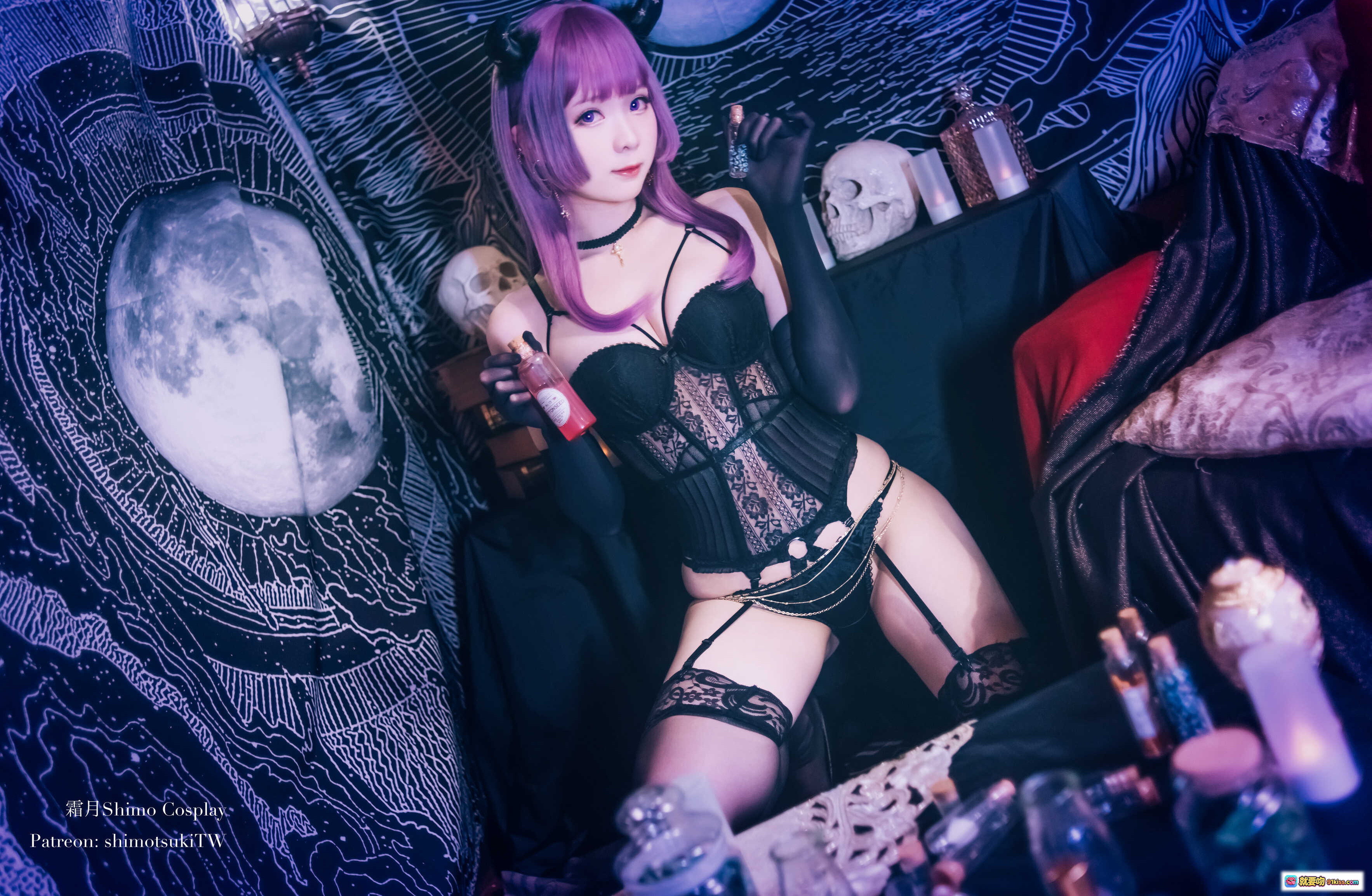 霜月shimo NO.035 黑色蕾丝内衣写真 16P 383MB 紫发哥特风 月夜骷髅道具 暗黑系性感美少女 - 就要吻