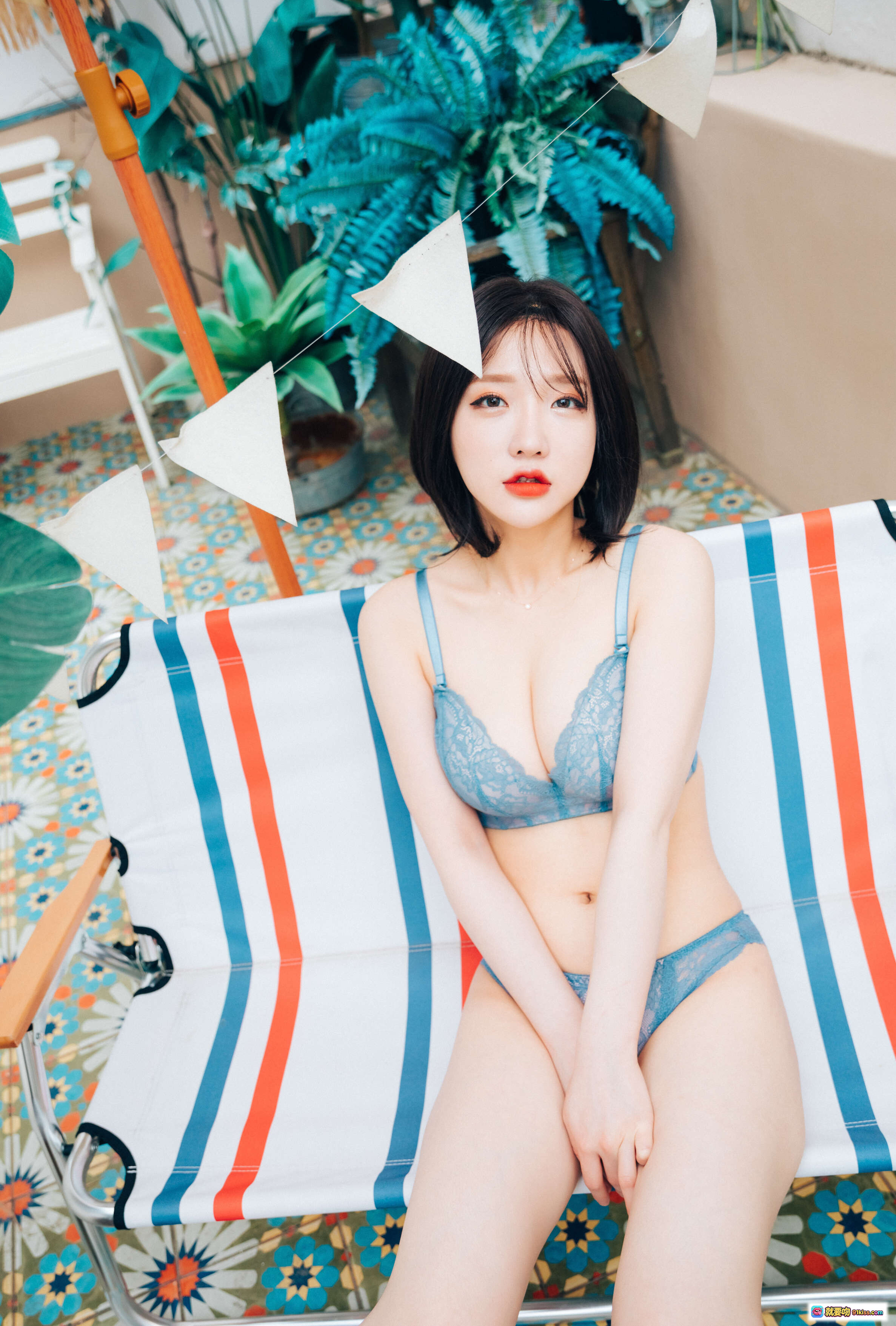 孫樂樂015 Loozy夏日露營風比基尼寫真｜藍色蕾絲內衣+條紋躺椅+熱帶植物背景 - 就要吻