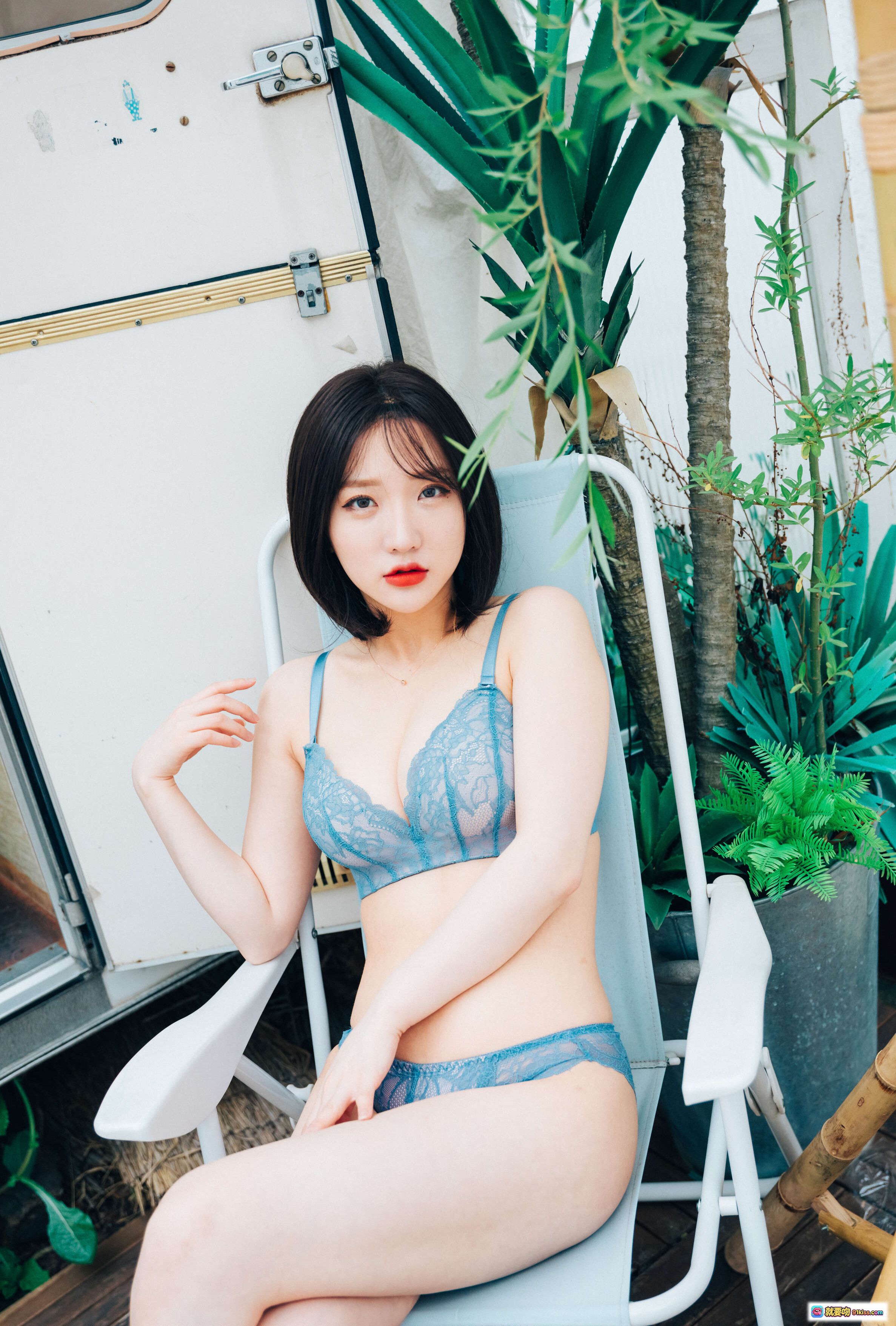 图片[4] - 孫樂樂015 Loozy夏日露營風比基尼寫真｜藍色蕾絲內衣+條紋躺椅+熱帶植物背景 - 就要吻