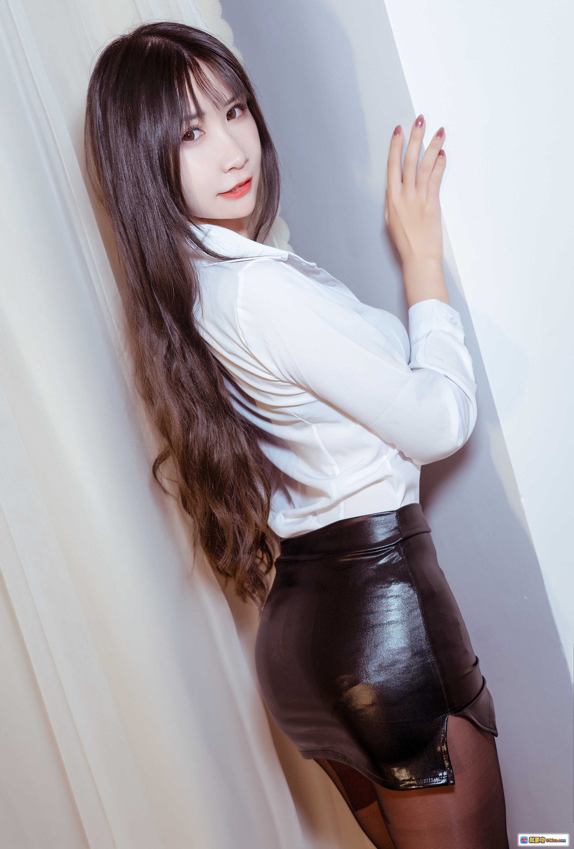 图片[7] - 阮邑_Fairy NO.008 大象OL写真 丝袜美腿 白衬衫诱惑 床上私房照 21P高清图集 - 就要吻