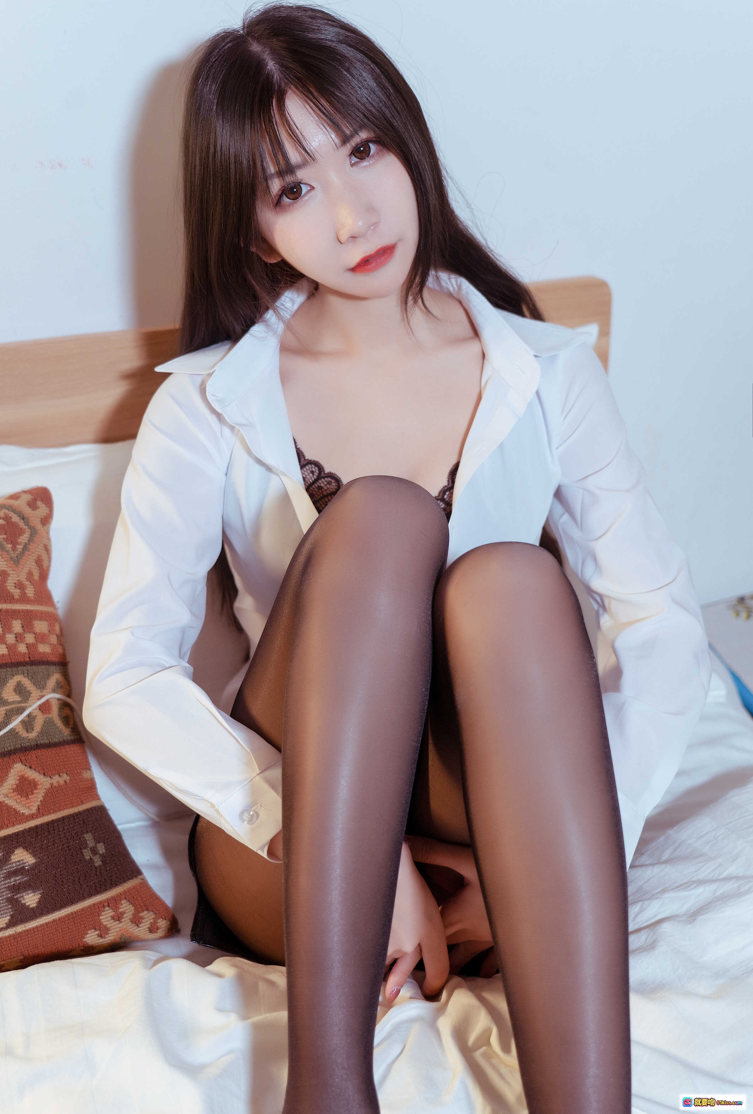 图片[4] - 阮邑_Fairy NO.008 大象OL写真 丝袜美腿 白衬衫诱惑 床上私房照 21P高清图集 - 就要吻