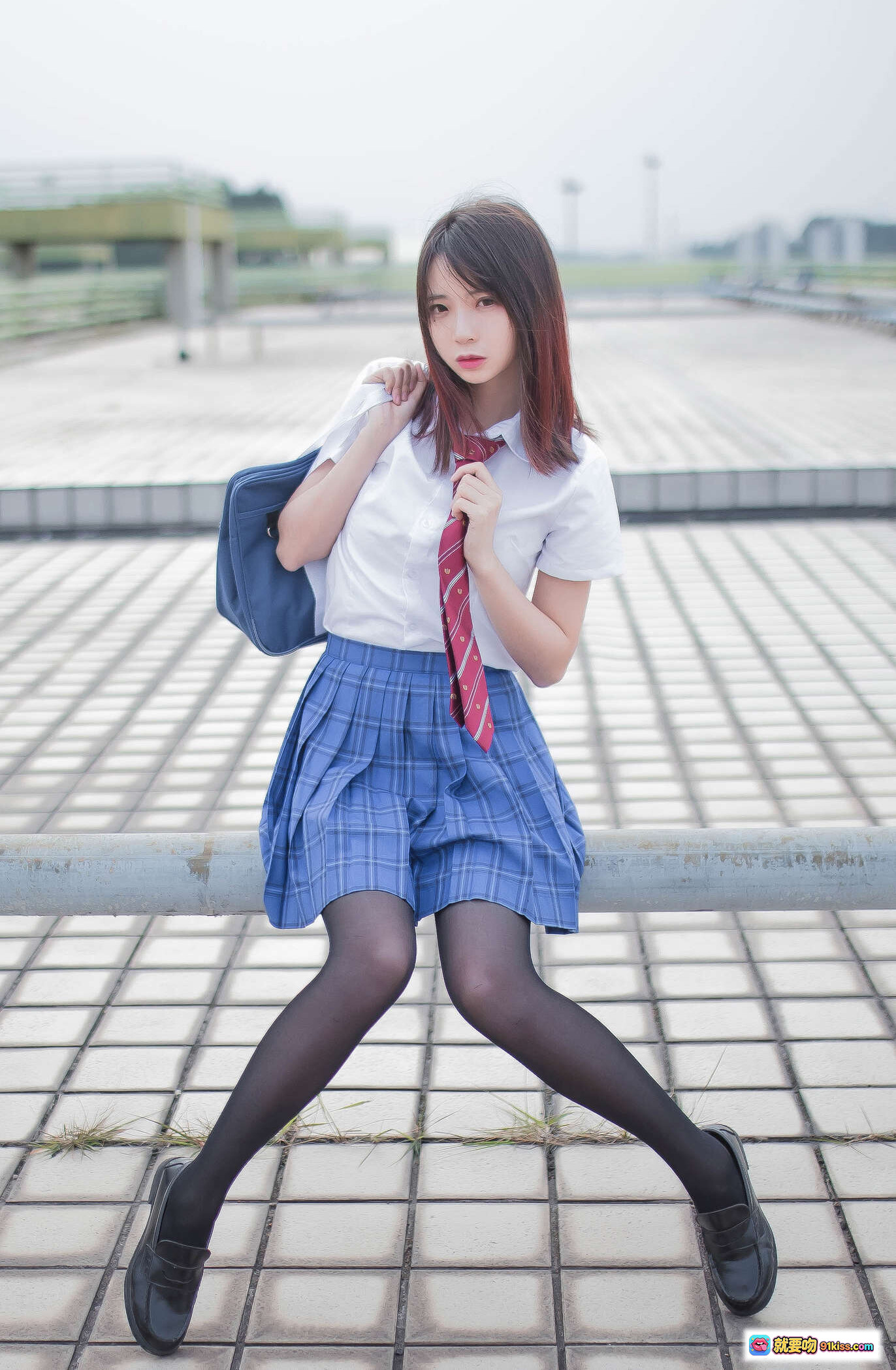 图片[9] - 疯猫ss NO.014 叛逆青春少女写真 | 黑色吊带上衣+短裙+黑丝袜 | 废墟木柱背景 | 46P高清图集 - 就要吻