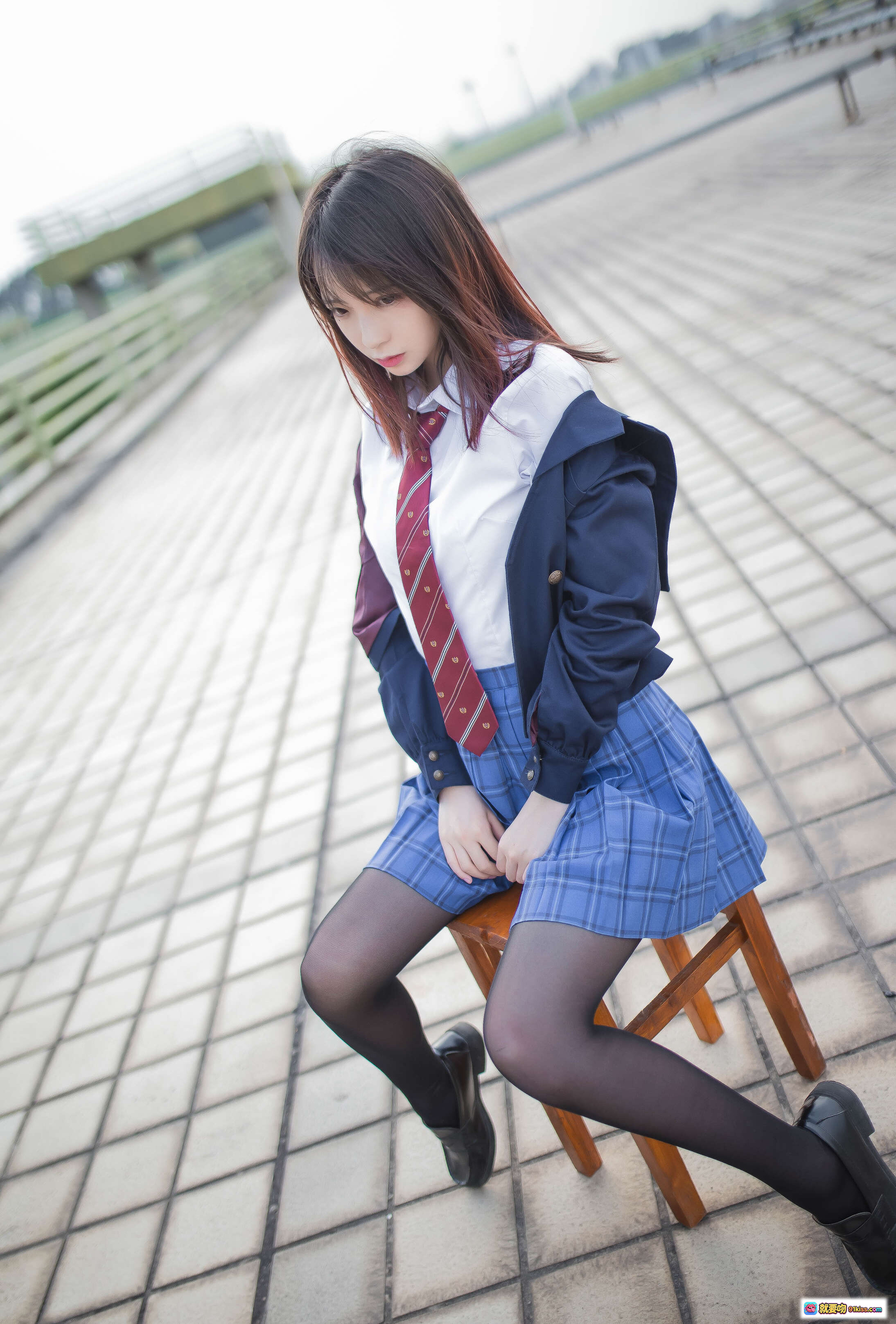 图片[3] - 疯猫ss NO.014 叛逆青春少女写真 | 黑色吊带上衣+短裙+黑丝袜 | 废墟木柱背景 | 46P高清图集 - 就要吻