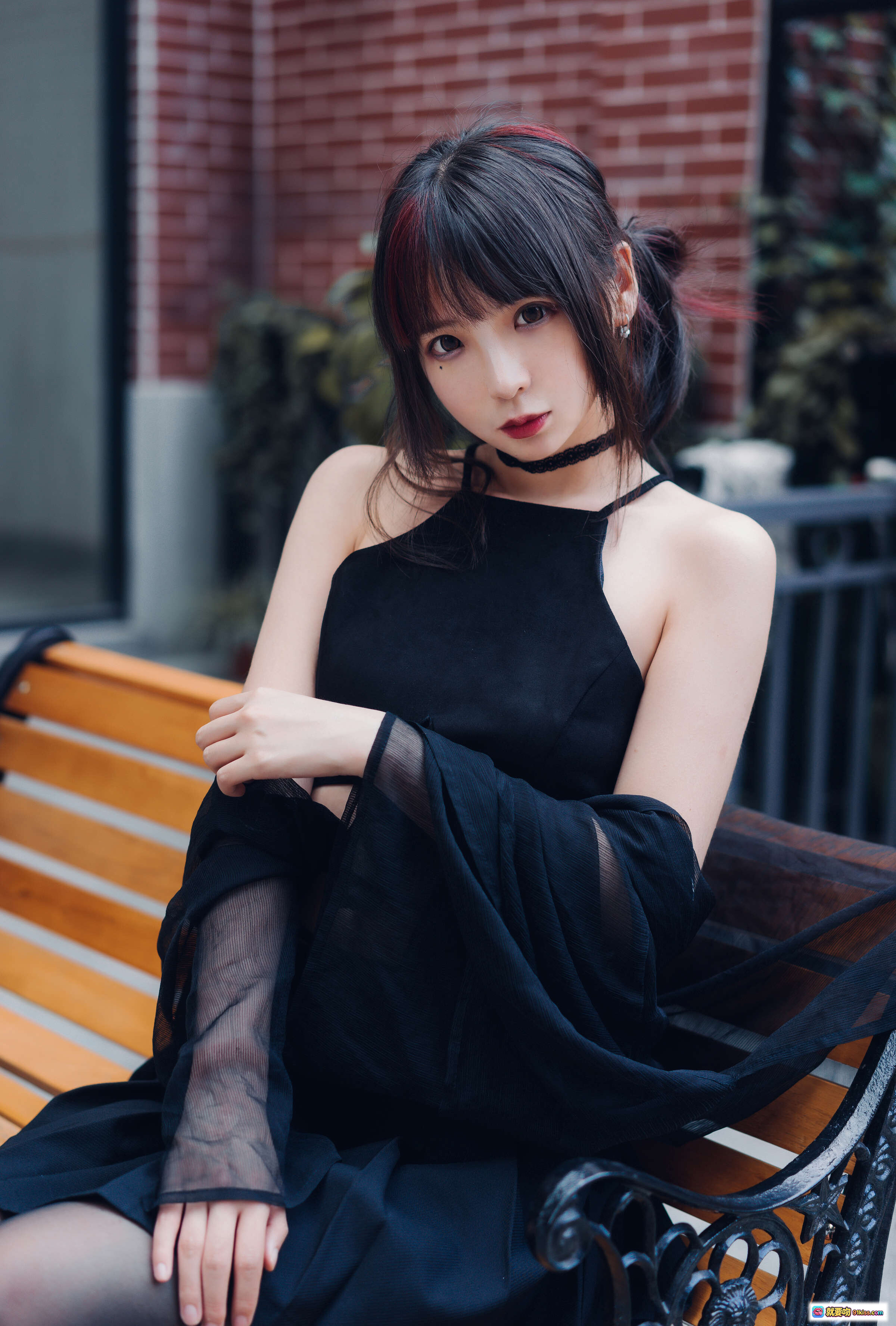 图片[4] - 疯猫ss NO.014 叛逆青春少女写真 | 黑色吊带上衣+短裙+黑丝袜 | 废墟木柱背景 | 46P高清图集 - 就要吻