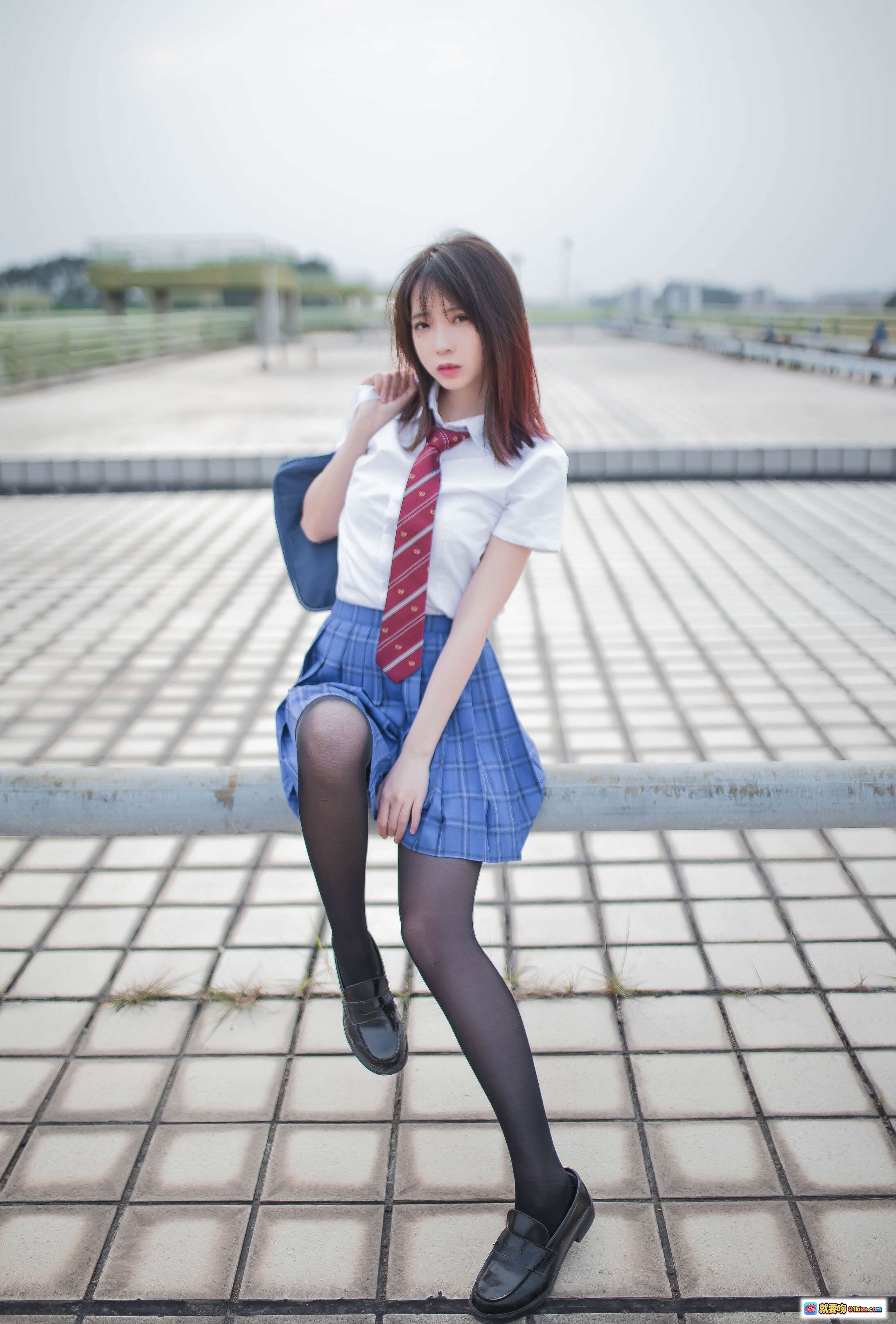 图片[10] - 疯猫ss NO.014 叛逆青春少女写真 | 黑色吊带上衣+短裙+黑丝袜 | 废墟木柱背景 | 46P高清图集 - 就要吻