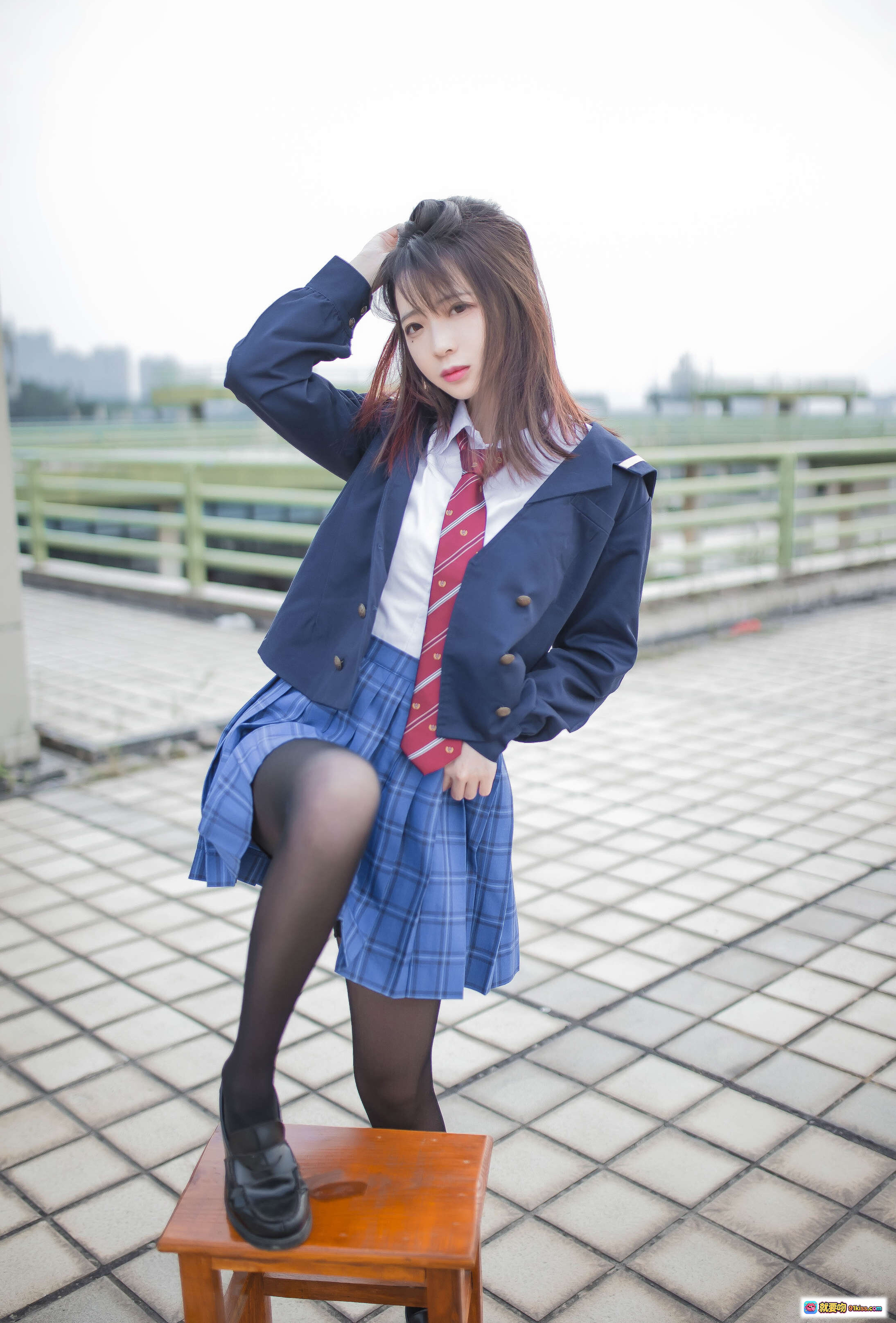 图片[6] - 疯猫ss NO.014 叛逆青春少女写真 | 黑色吊带上衣+短裙+黑丝袜 | 废墟木柱背景 | 46P高清图集 - 就要吻