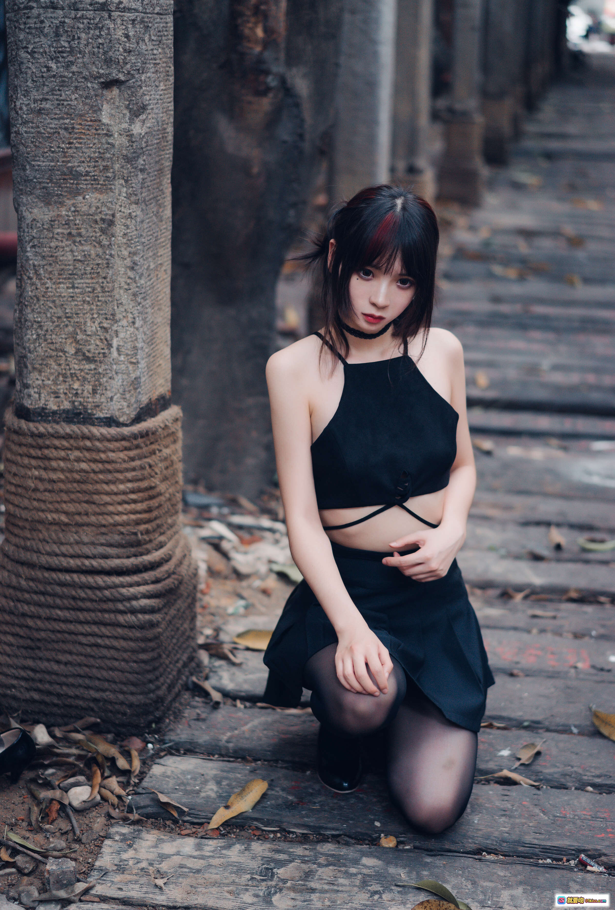 图片[1] - 疯猫ss NO.014 叛逆青春少女写真 | 黑色吊带上衣+短裙+黑丝袜 | 废墟木柱背景 | 46P高清图集 - 就要吻