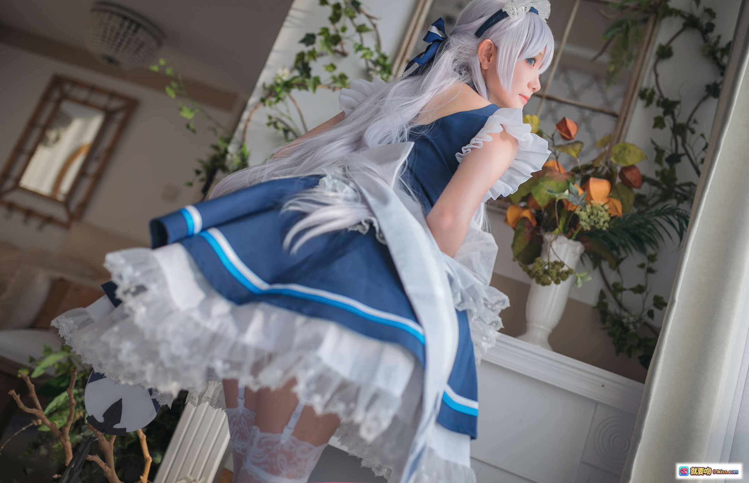 图片[10] - 瓜希酱NO.030贝尔法斯特cosplay写真｜蓝白女仆装+蕾丝长袜+银发造型+室内复古风拍摄 - 就要吻