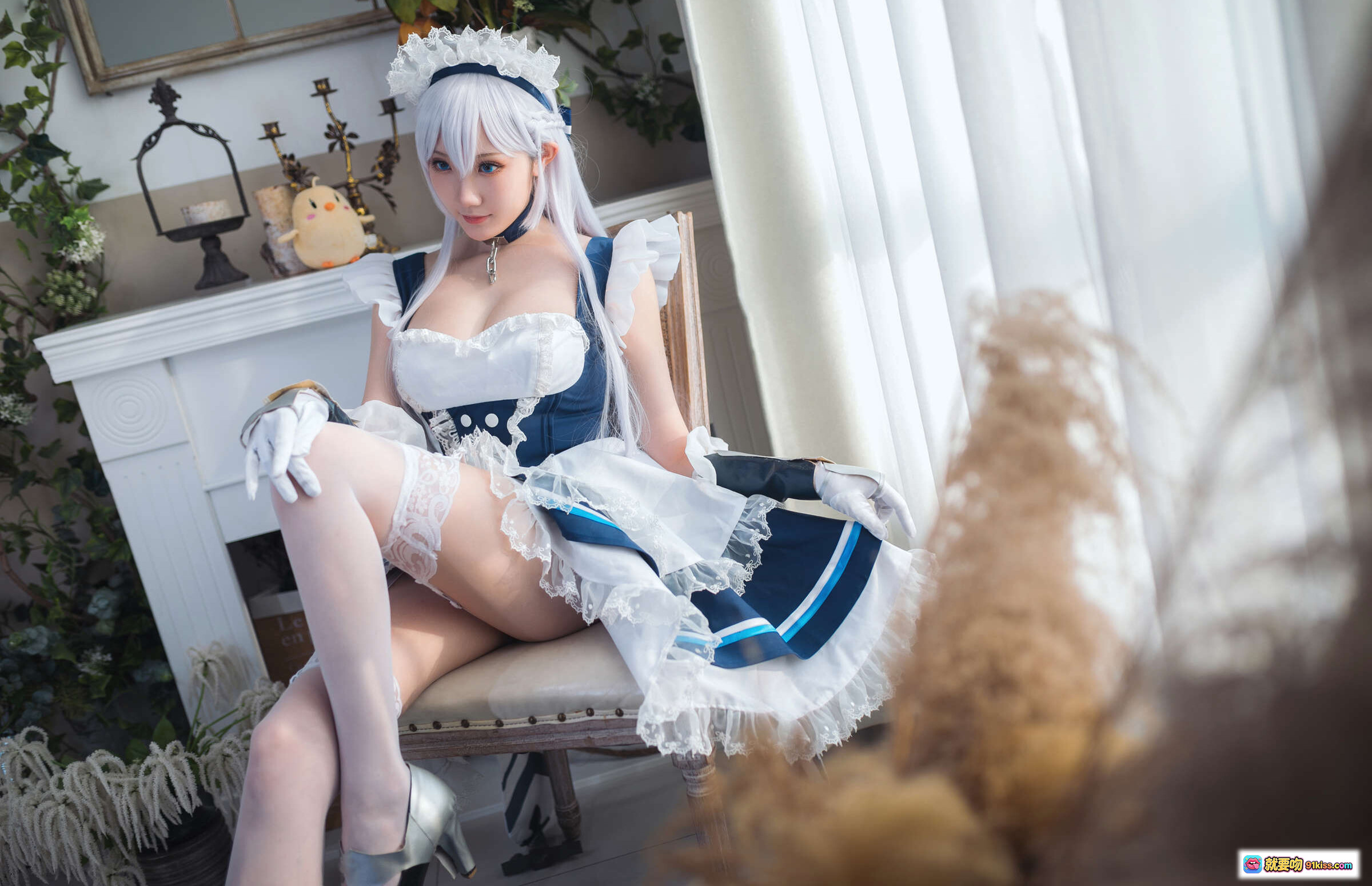 瓜希酱NO.030贝尔法斯特cosplay写真｜蓝白女仆装+蕾丝长袜+银发造型+室内复古风拍摄 - 就要吻