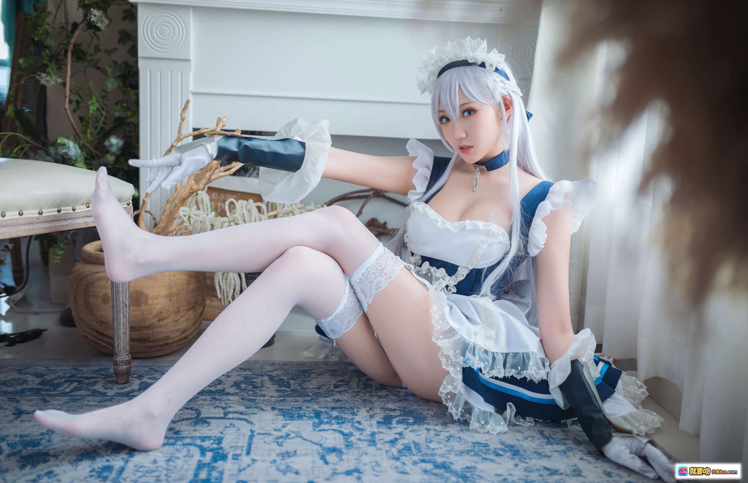 图片[8] - 瓜希酱NO.030贝尔法斯特cosplay写真｜蓝白女仆装+蕾丝长袜+银发造型+室内复古风拍摄 - 就要吻