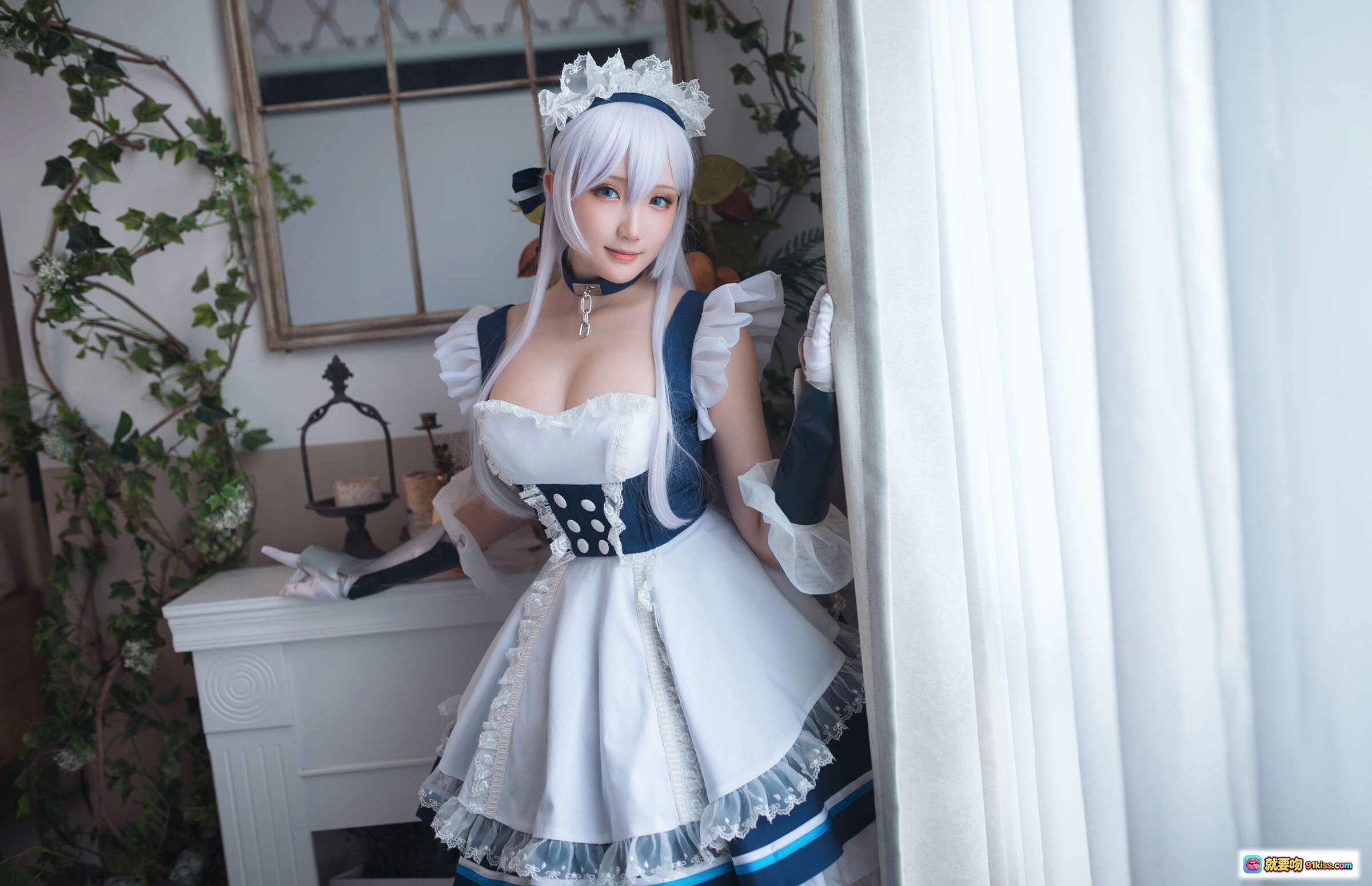 图片[9] - 瓜希酱NO.030贝尔法斯特cosplay写真｜蓝白女仆装+蕾丝长袜+银发造型+室内复古风拍摄 - 就要吻