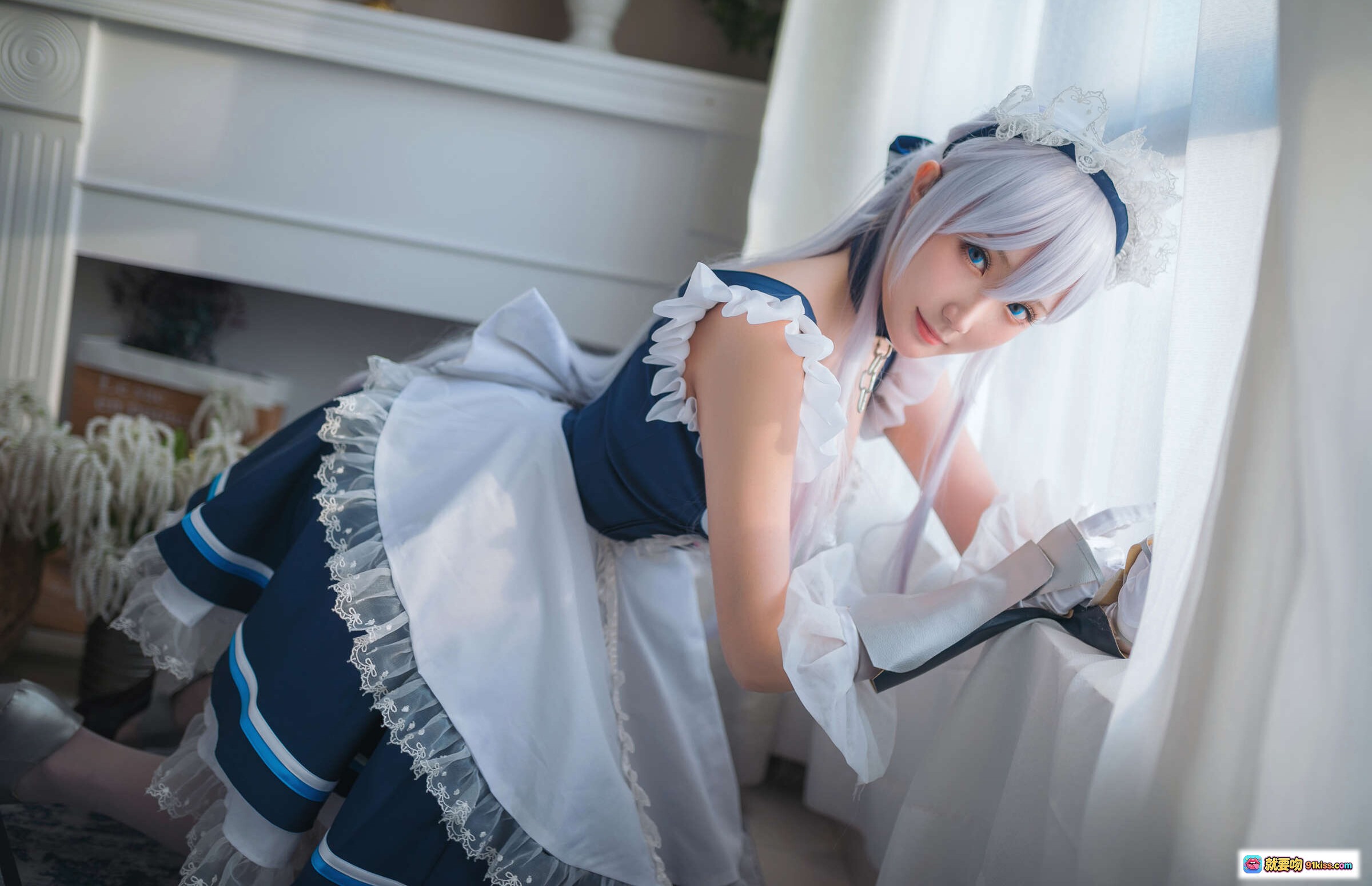 图片[3] - 瓜希酱NO.030贝尔法斯特cosplay写真｜蓝白女仆装+蕾丝长袜+银发造型+室内复古风拍摄 - 就要吻