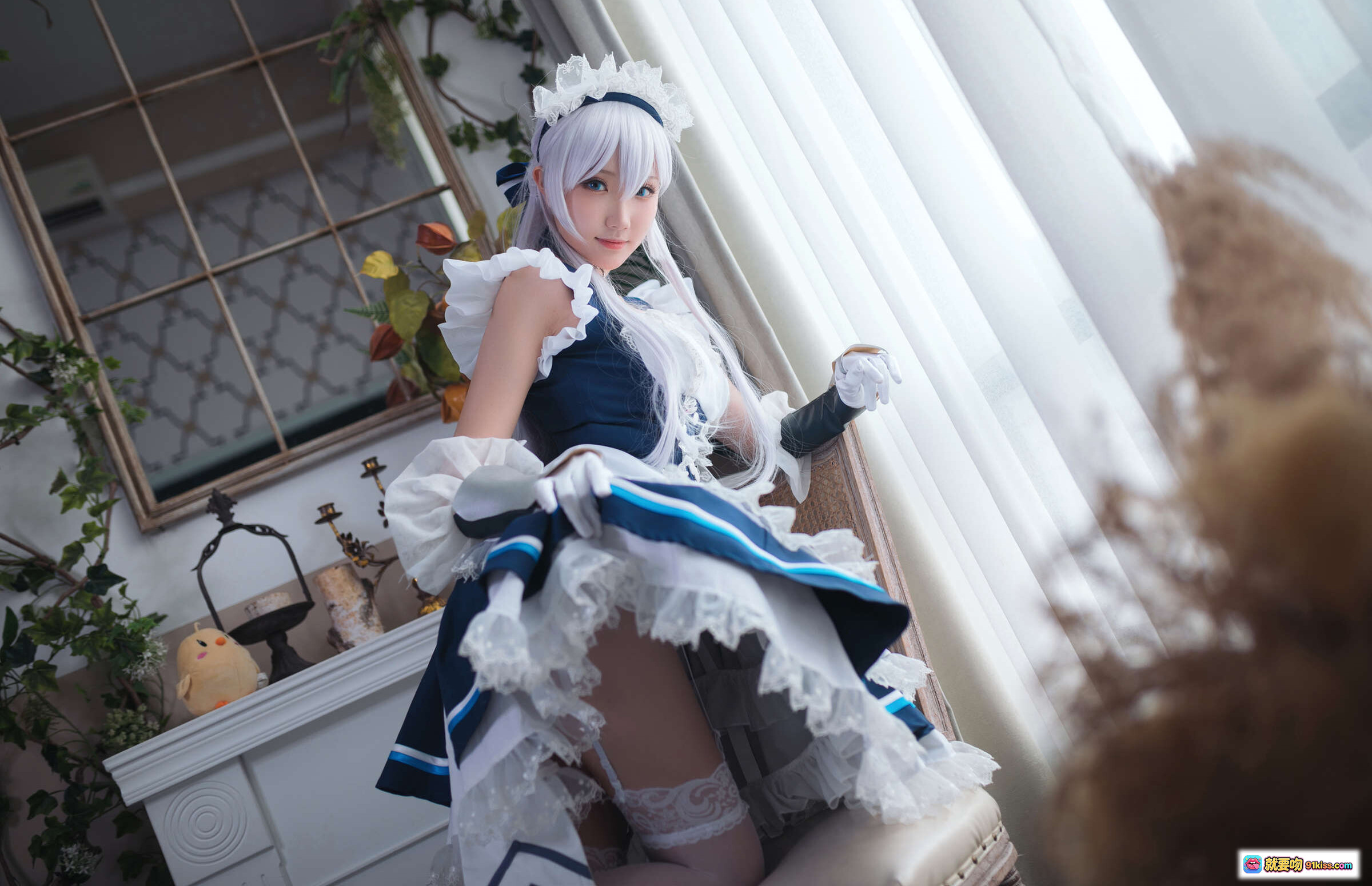 图片[7] - 瓜希酱NO.030贝尔法斯特cosplay写真｜蓝白女仆装+蕾丝长袜+银发造型+室内复古风拍摄 - 就要吻