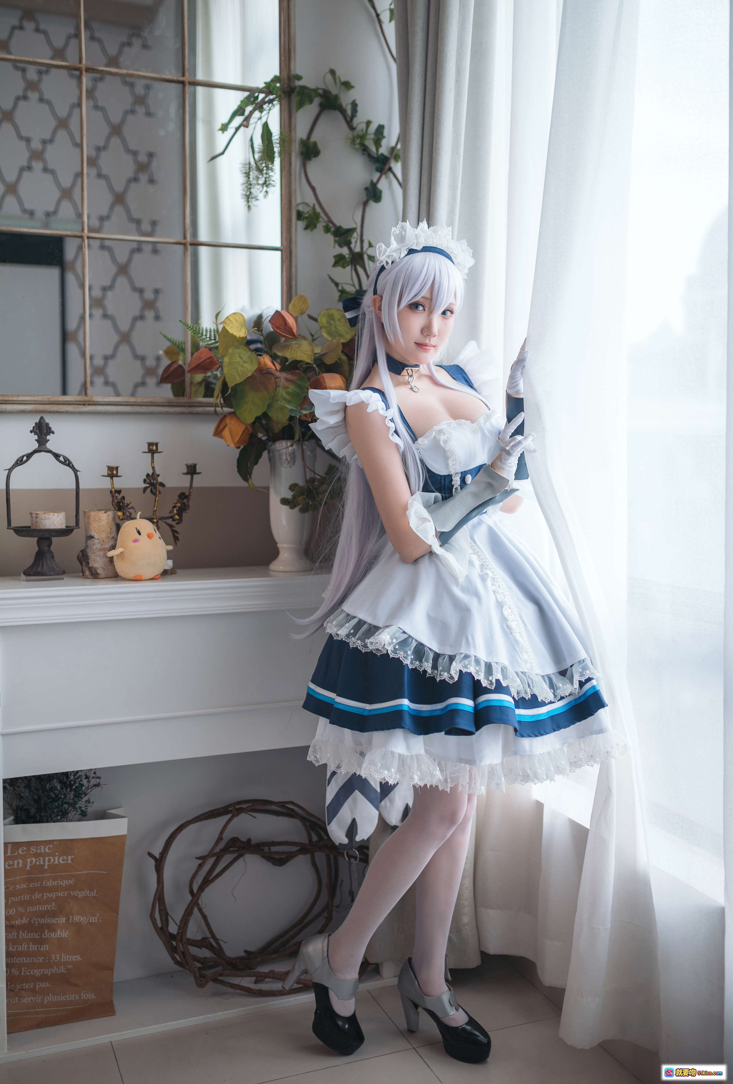 图片[4] - 瓜希酱NO.030贝尔法斯特cosplay写真｜蓝白女仆装+蕾丝长袜+银发造型+室内复古风拍摄 - 就要吻