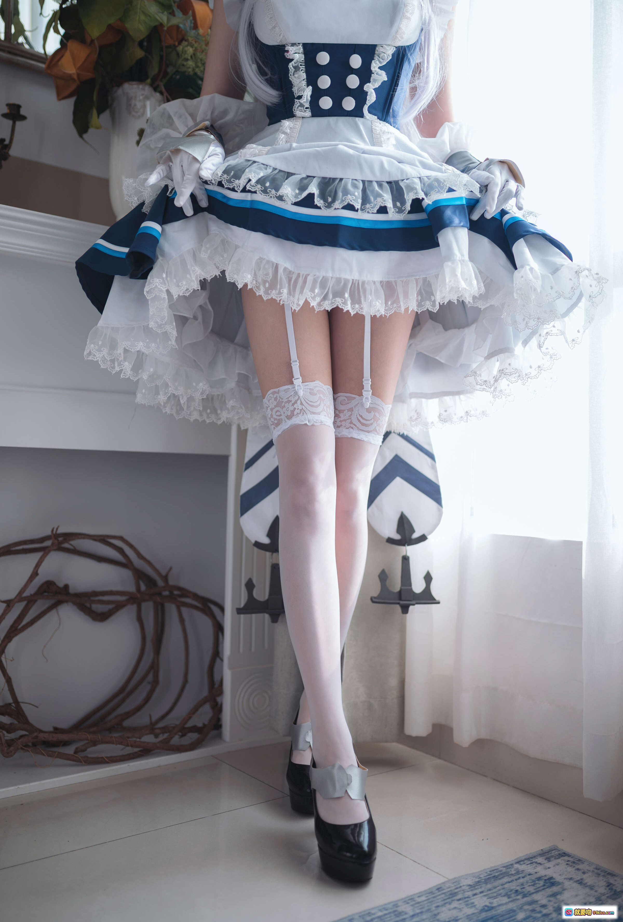 图片[6] - 瓜希酱NO.030贝尔法斯特cosplay写真｜蓝白女仆装+蕾丝长袜+银发造型+室内复古风拍摄 - 就要吻