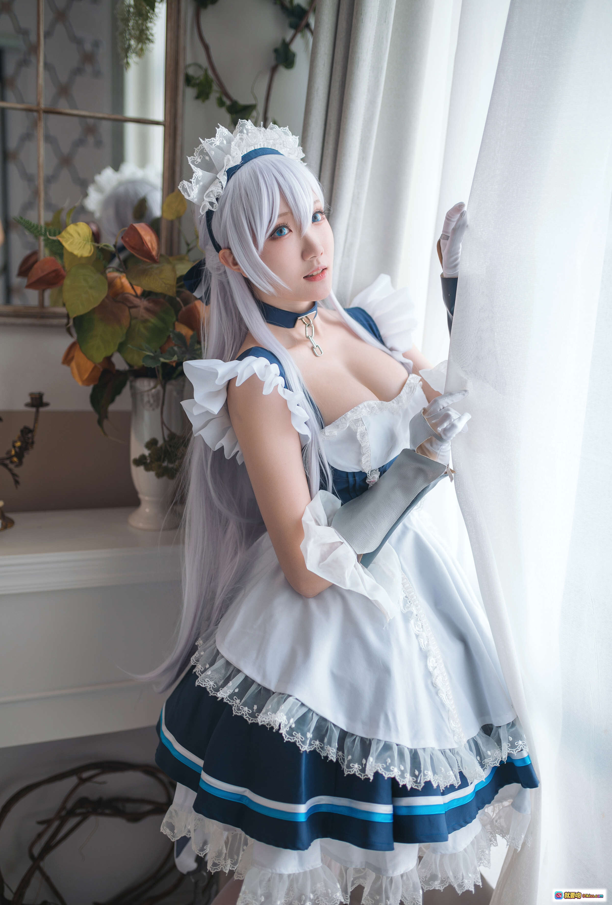 图片[2] - 瓜希酱NO.030贝尔法斯特cosplay写真｜蓝白女仆装+蕾丝长袜+银发造型+室内复古风拍摄 - 就要吻