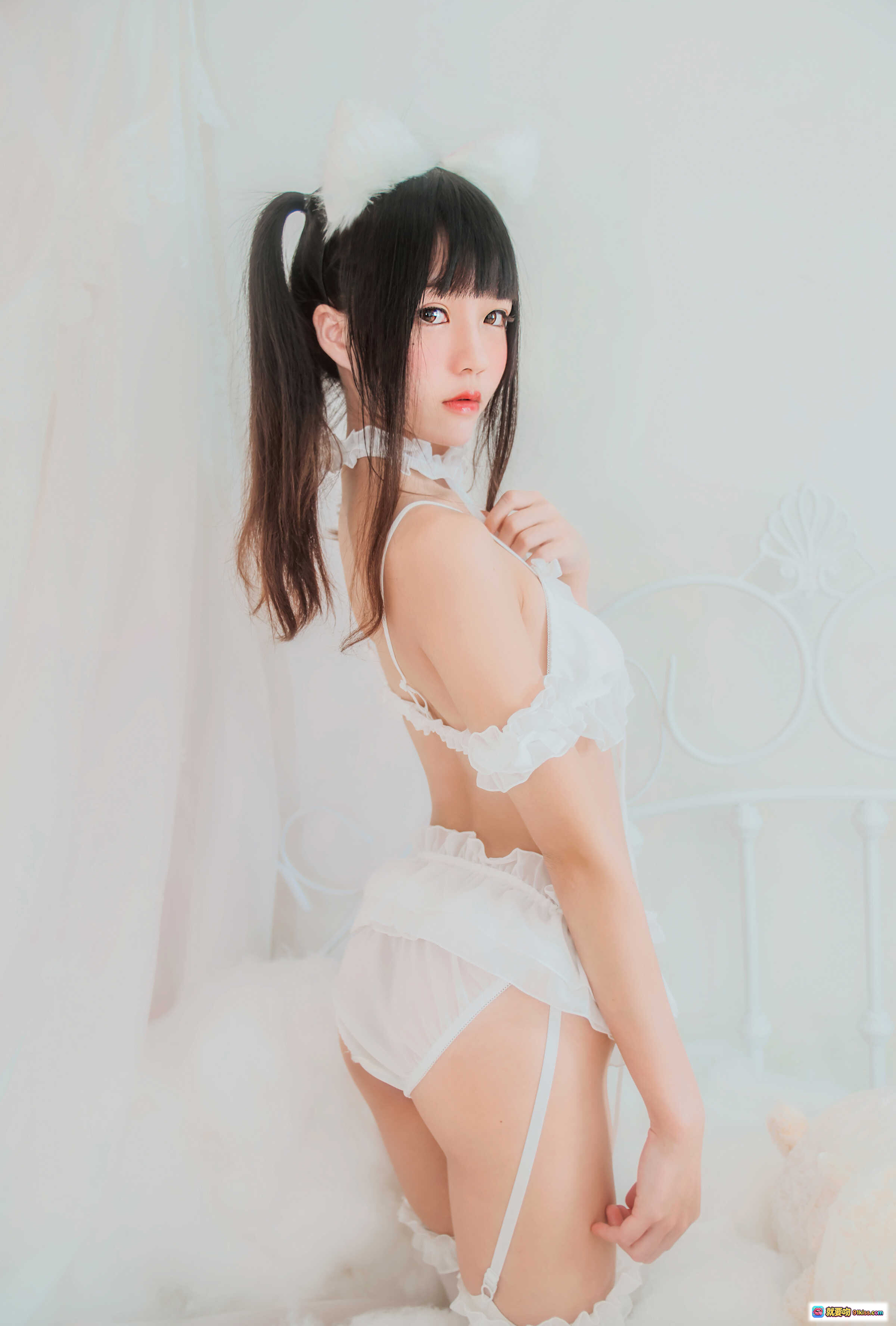图片[6] - 桜桃喵白猫写真003｜双马尾少女蕾丝内衣抱毛绒熊｜纯白梦幻床照32P高清图集 - 就要吻