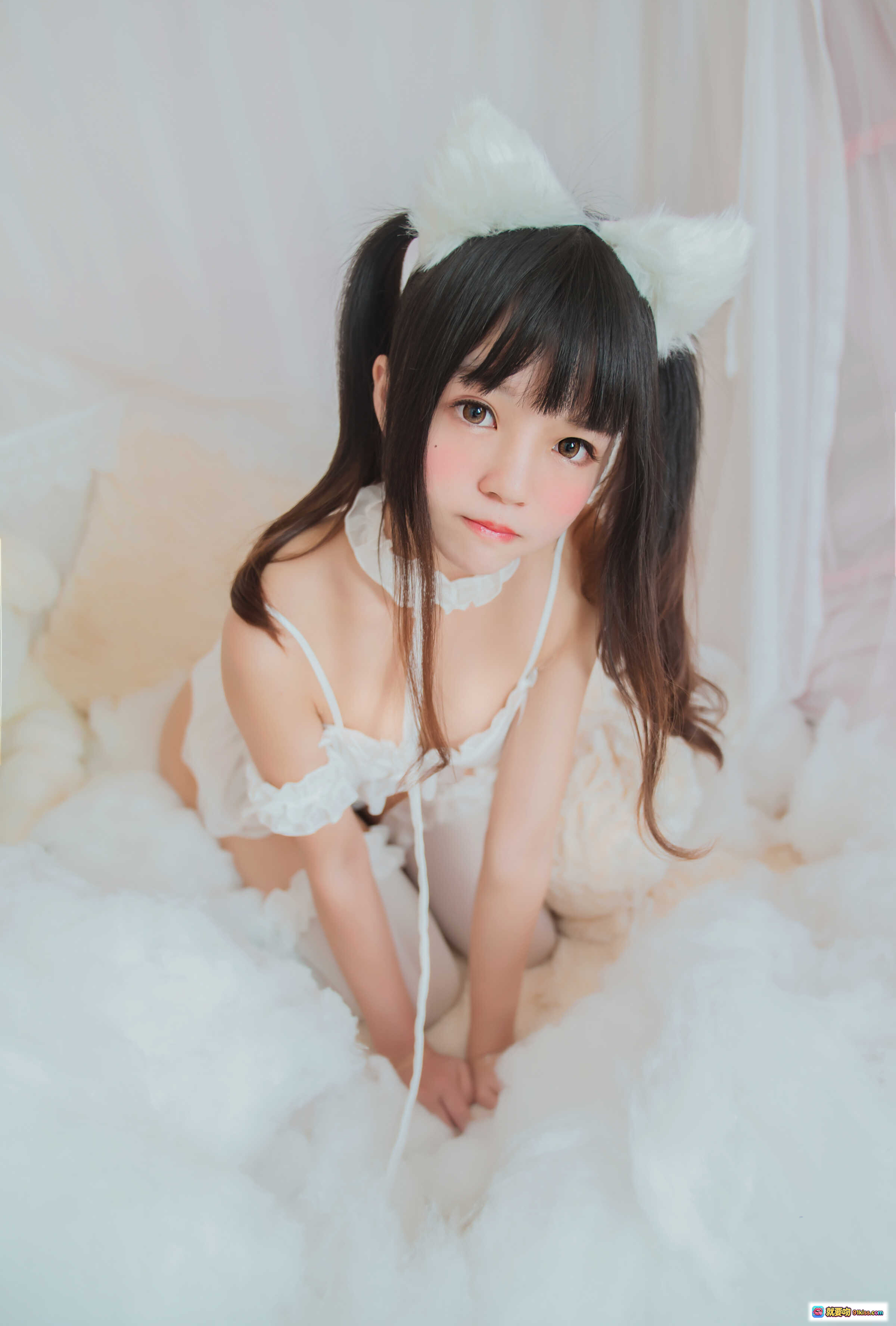 图片[8] - 桜桃喵白猫写真003｜双马尾少女蕾丝内衣抱毛绒熊｜纯白梦幻床照32P高清图集 - 就要吻