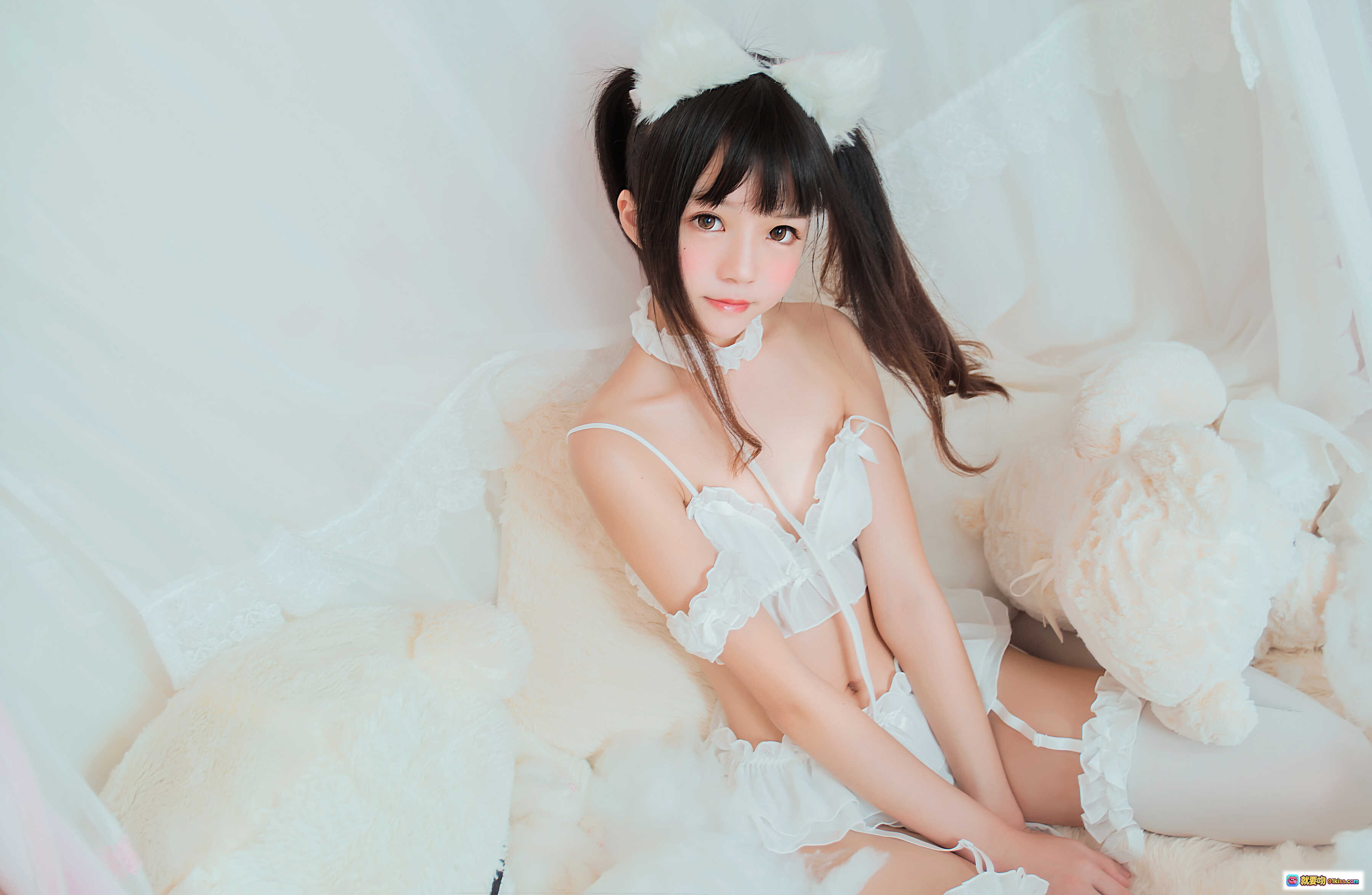 图片[4] - 桜桃喵白猫写真003｜双马尾少女蕾丝内衣抱毛绒熊｜纯白梦幻床照32P高清图集 - 就要吻
