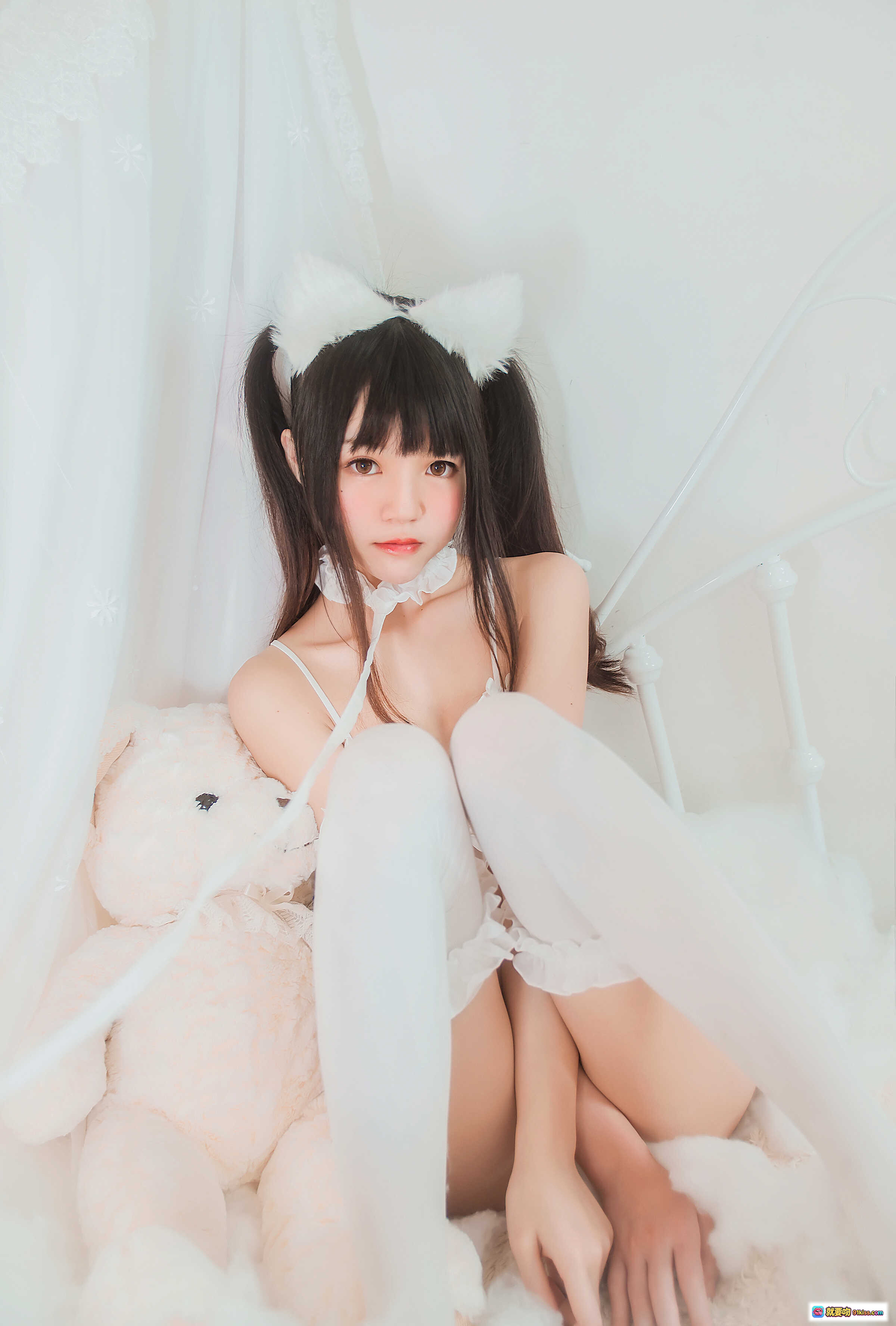 图片[10] - 桜桃喵白猫写真003｜双马尾少女蕾丝内衣抱毛绒熊｜纯白梦幻床照32P高清图集 - 就要吻