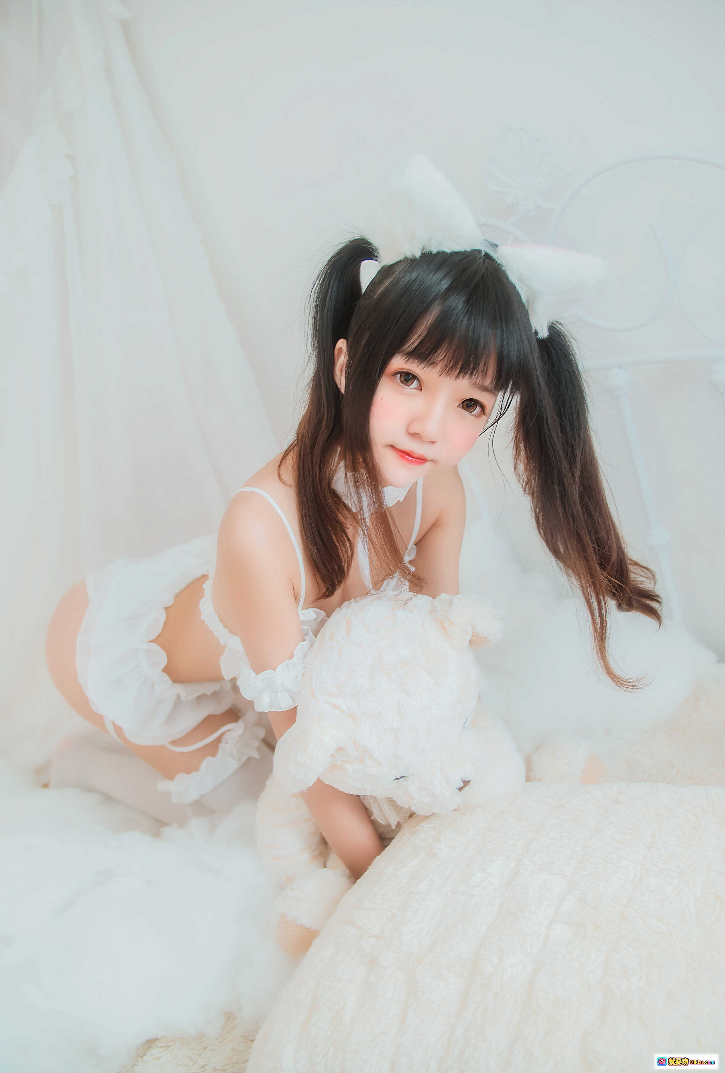 桜桃喵白猫写真003｜双马尾少女蕾丝内衣抱毛绒熊｜纯白梦幻床照32P高清图集 - 就要吻