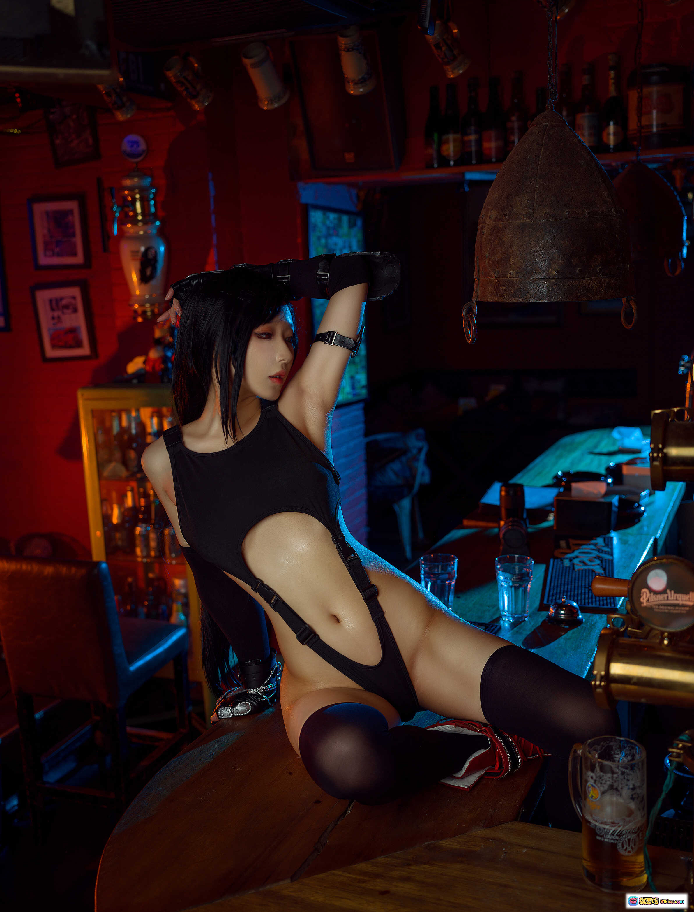 阿包也是兔娘NO.032蒂法性感写真｜黑丝吊带美腿酒吧氛围感24P高清图集 - 就要吻