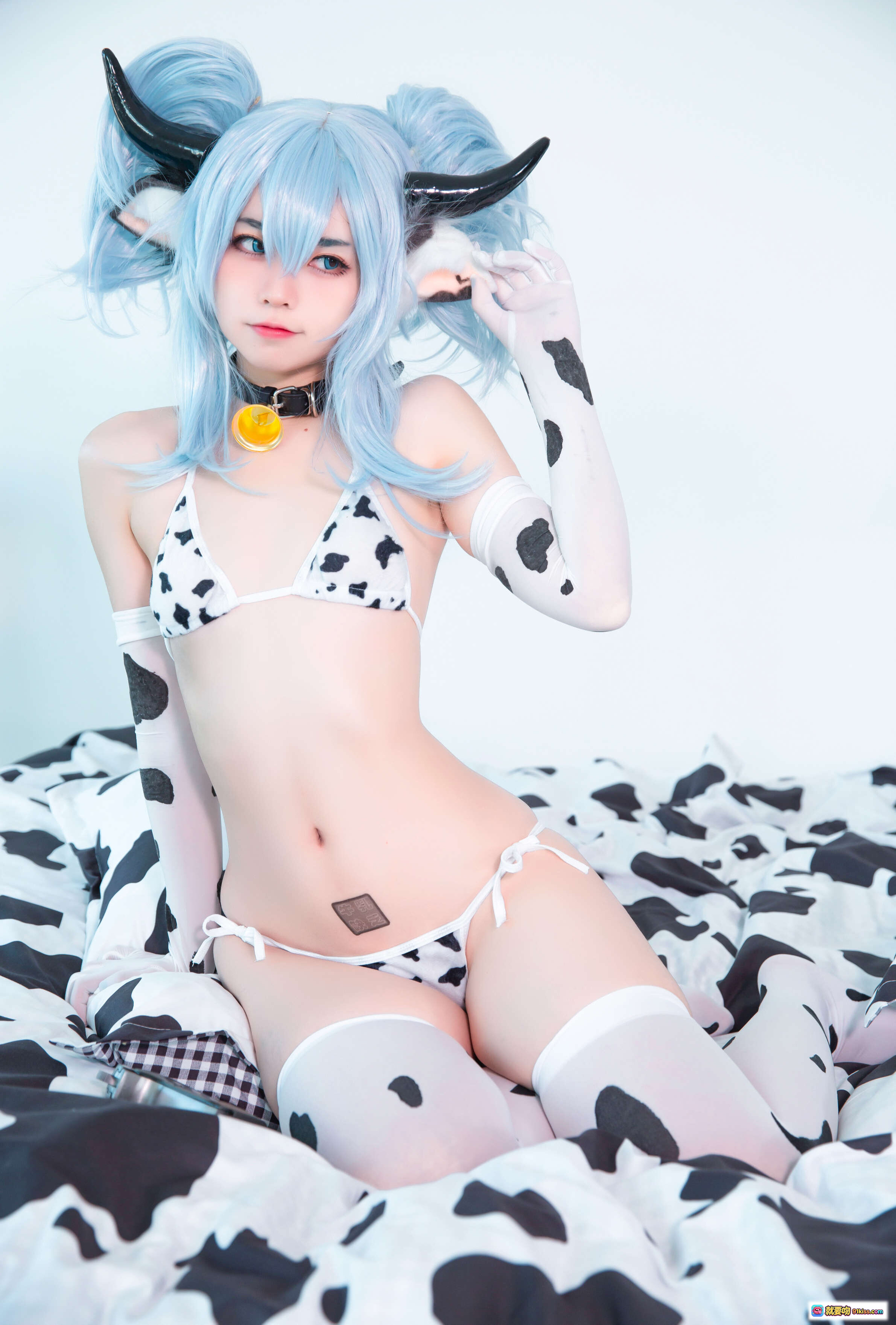 图片[1] - 奶牛主题cosplay写真 | 蓝发双马尾+牛角头饰 | 奶牛纹比基尼+长筒袜 | 床上性感摆拍 | G44不会受伤 NO.010 PA-15 - 就要吻