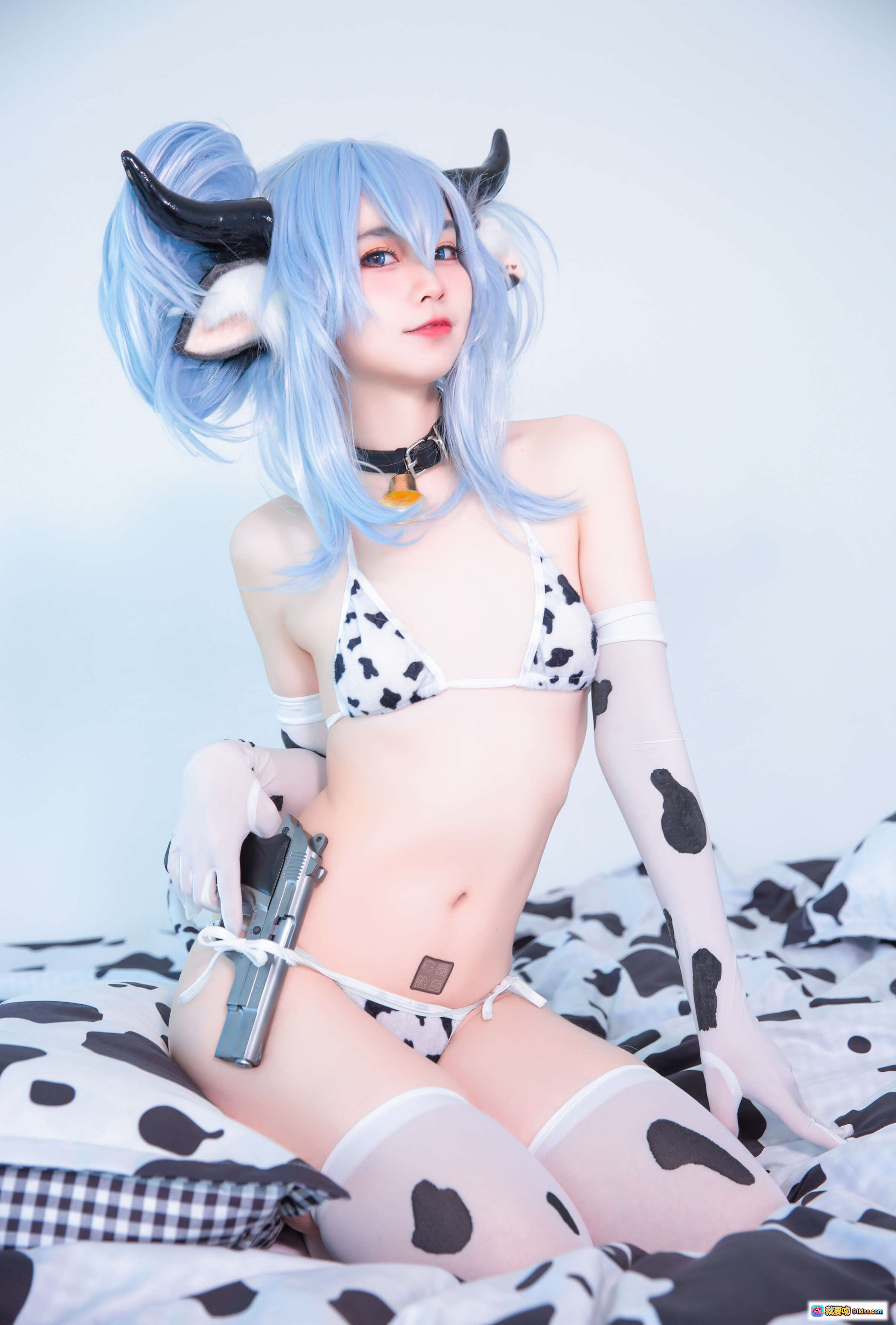 图片[9] - 奶牛主题cosplay写真 | 蓝发双马尾+牛角头饰 | 奶牛纹比基尼+长筒袜 | 床上性感摆拍 | G44不会受伤 NO.010 PA-15 - 就要吻