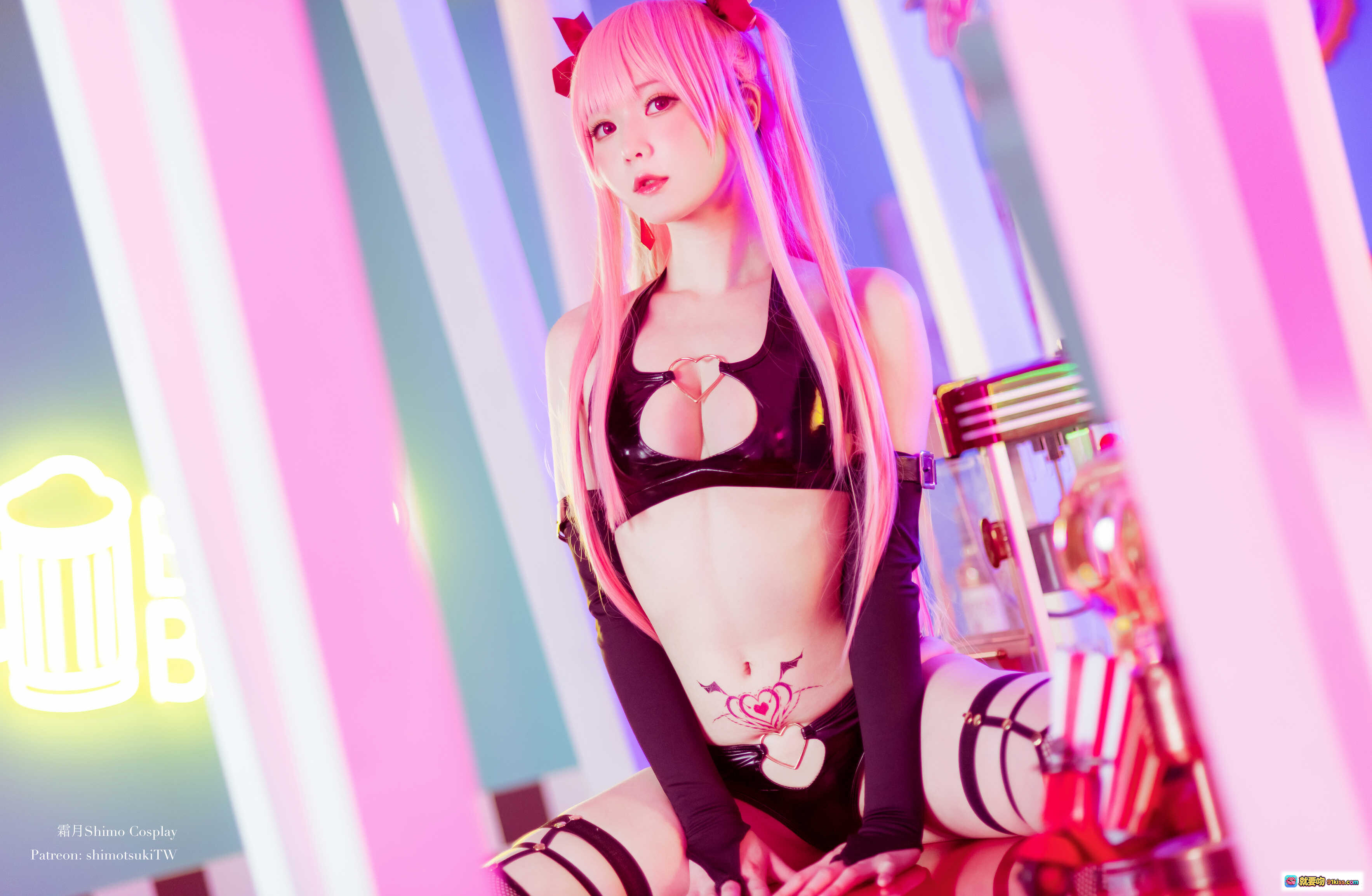 图片[5] - 霜月Shimo Cosplay性感写真｜粉色长发+黑色情趣内衣+网袜高跟+棋盘格背景｜NO.013 14P高清图集 - 就要吻