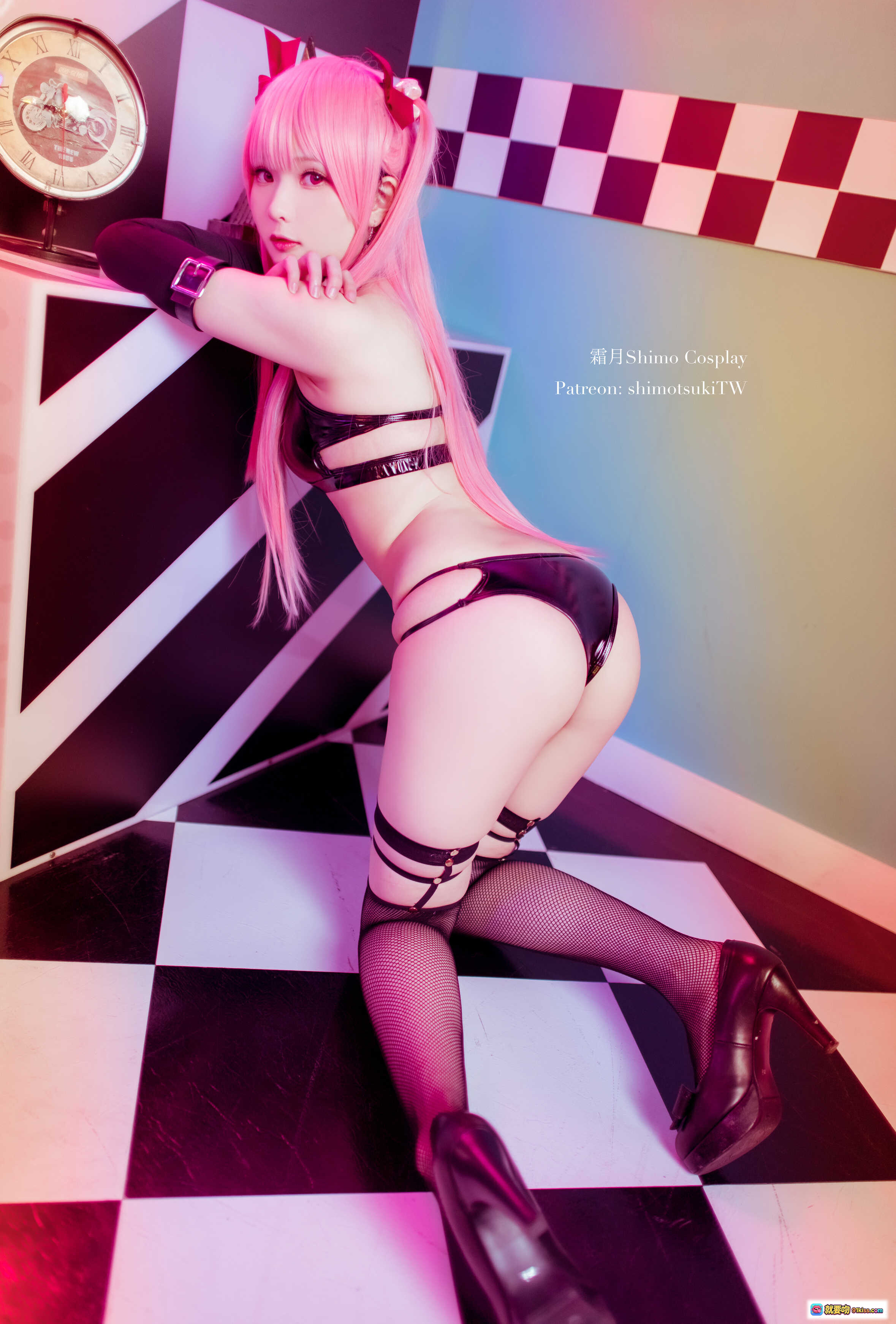图片[7] - 霜月Shimo Cosplay性感写真｜粉色长发+黑色情趣内衣+网袜高跟+棋盘格背景｜NO.013 14P高清图集 - 就要吻