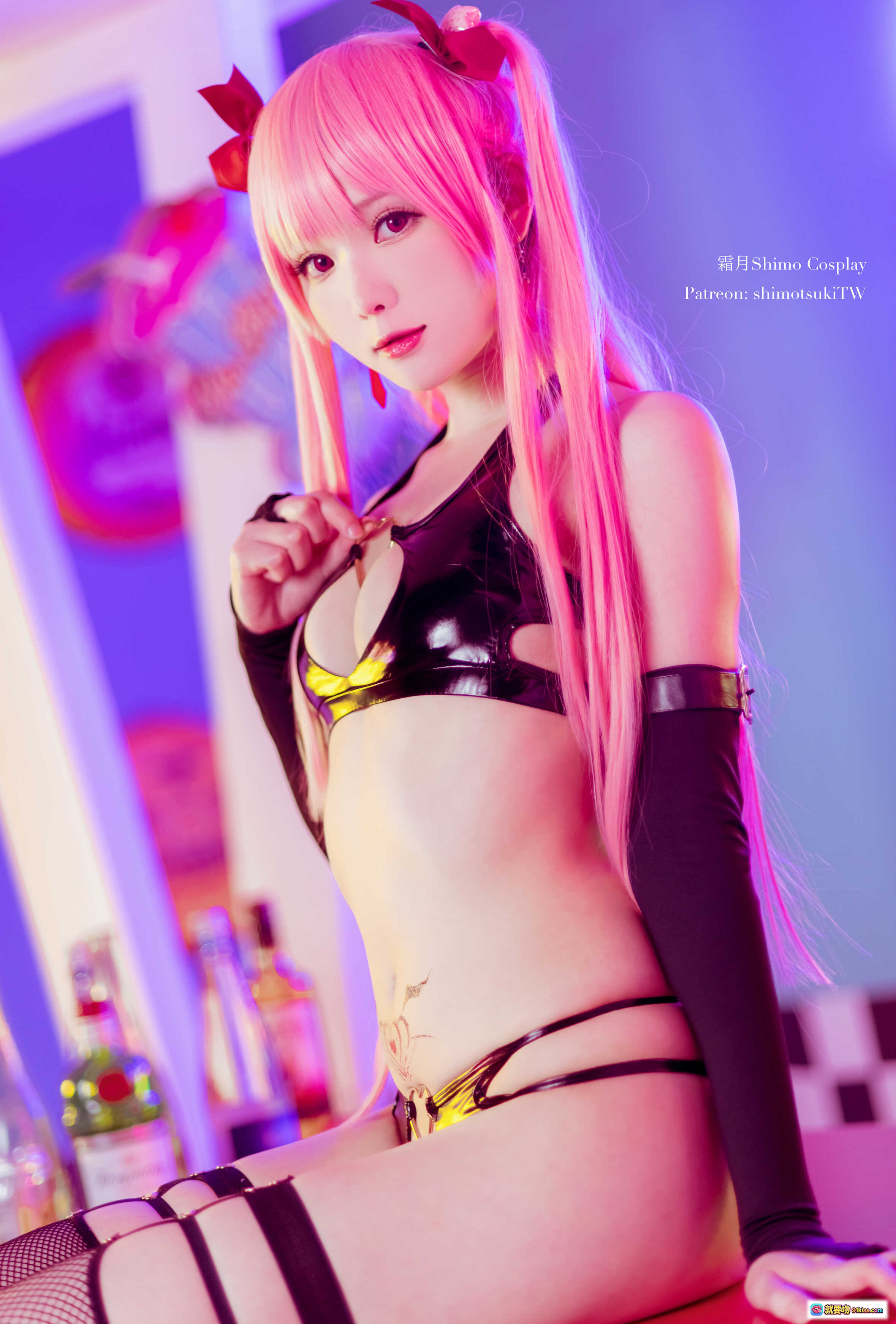 图片[2] - 霜月Shimo Cosplay性感写真｜粉色长发+黑色情趣内衣+网袜高跟+棋盘格背景｜NO.013 14P高清图集 - 就要吻