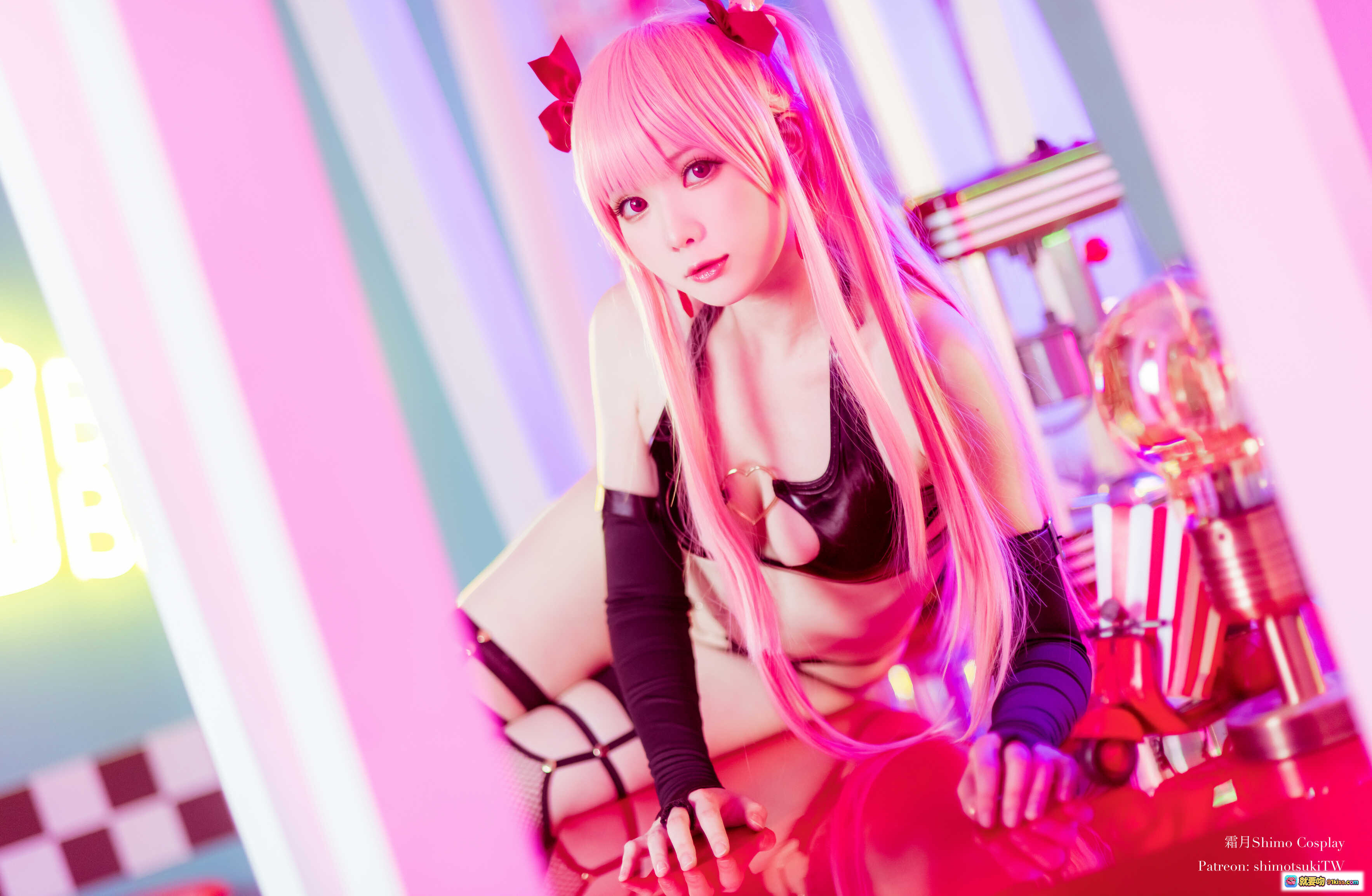 图片[8] - 霜月Shimo Cosplay性感写真｜粉色长发+黑色情趣内衣+网袜高跟+棋盘格背景｜NO.013 14P高清图集 - 就要吻