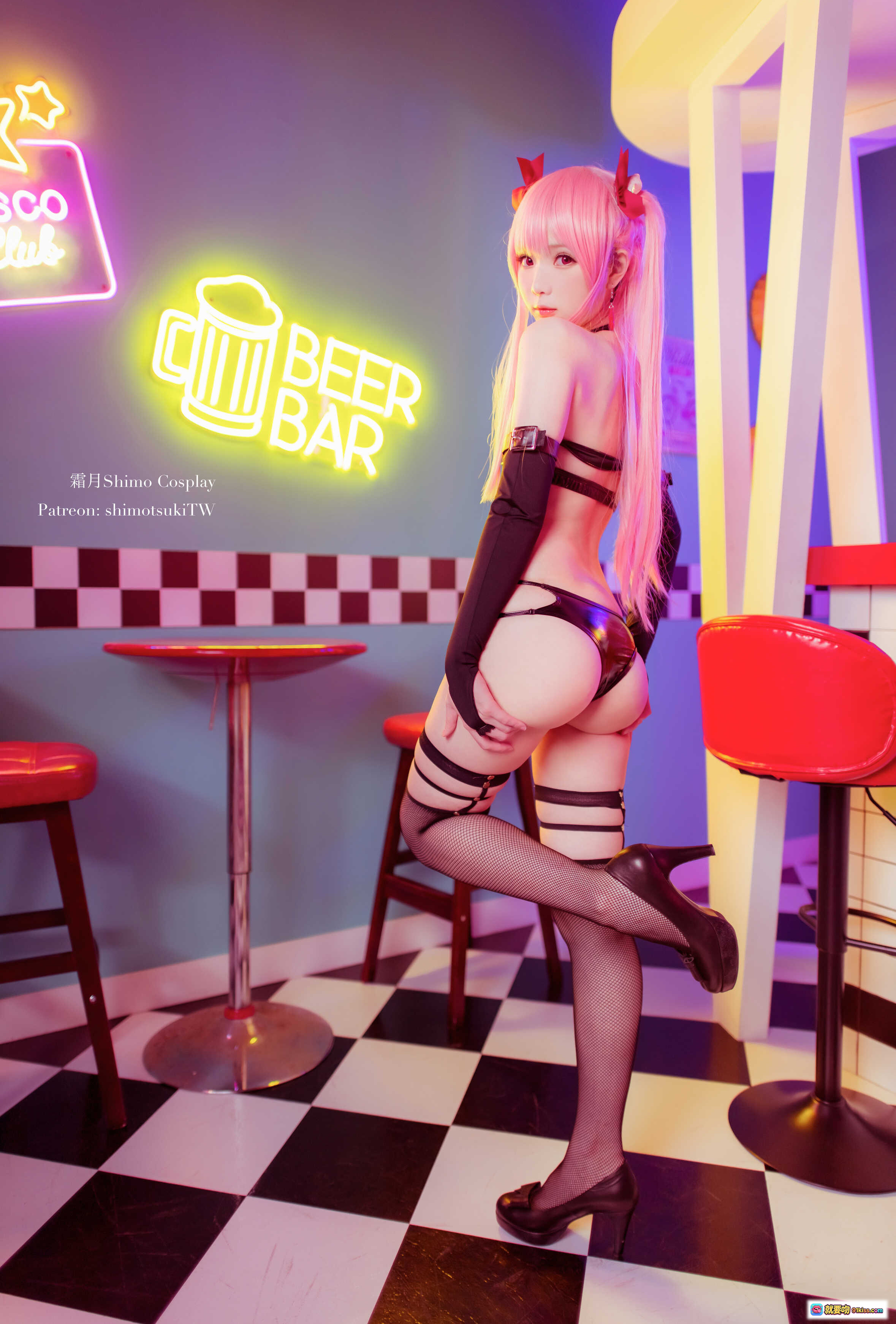 图片[4] - 霜月Shimo Cosplay性感写真｜粉色长发+黑色情趣内衣+网袜高跟+棋盘格背景｜NO.013 14P高清图集 - 就要吻