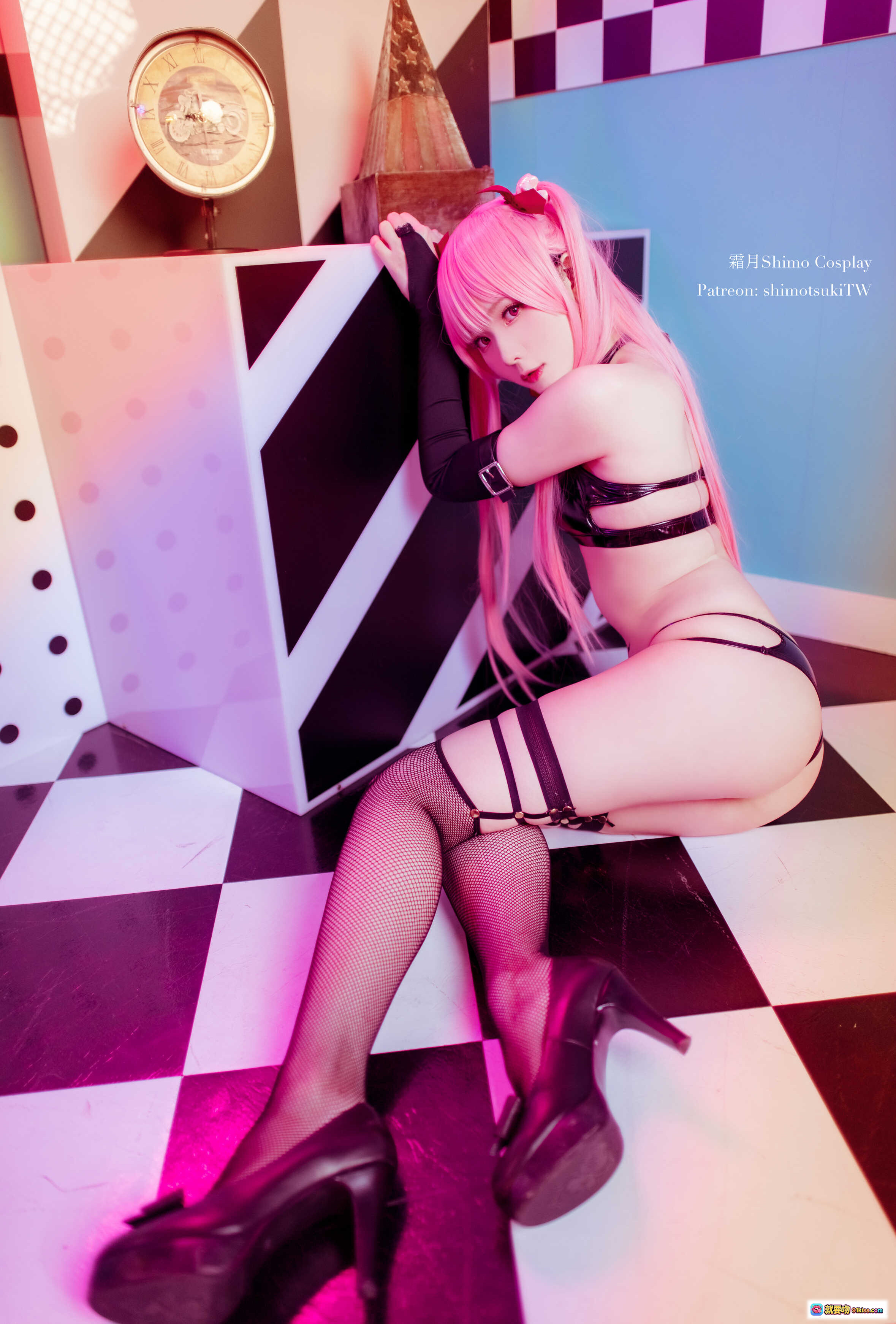 霜月Shimo Cosplay性感写真｜粉色长发+黑色情趣内衣+网袜高跟+棋盘格背景｜NO.013 14P高清图集 - 就要吻