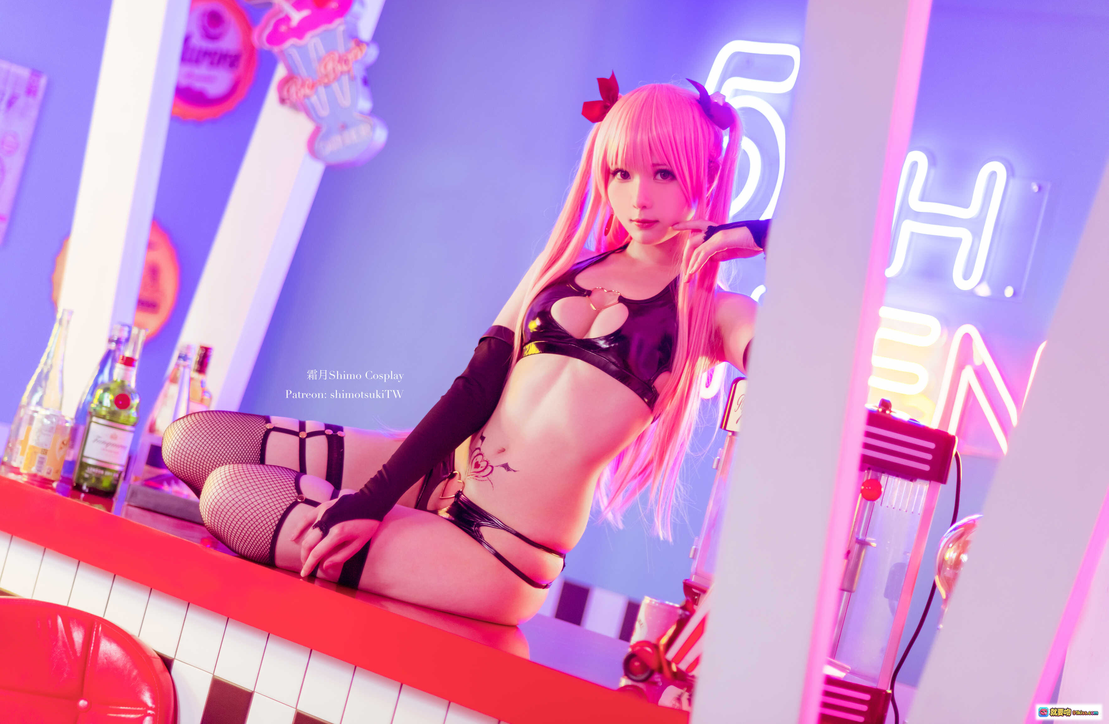 图片[10] - 霜月Shimo Cosplay性感写真｜粉色长发+黑色情趣内衣+网袜高跟+棋盘格背景｜NO.013 14P高清图集 - 就要吻