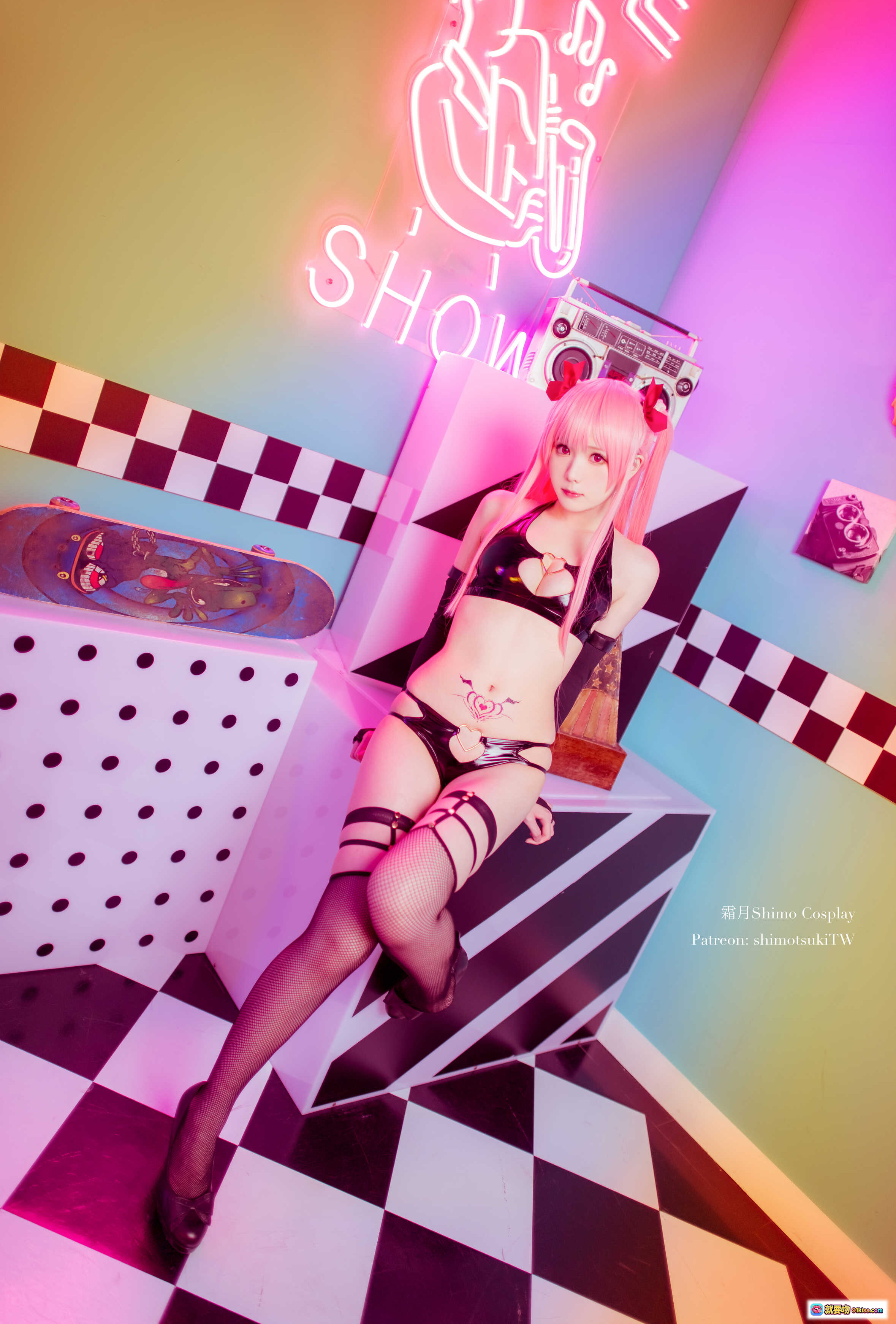 图片[3] - 霜月Shimo Cosplay性感写真｜粉色长发+黑色情趣内衣+网袜高跟+棋盘格背景｜NO.013 14P高清图集 - 就要吻