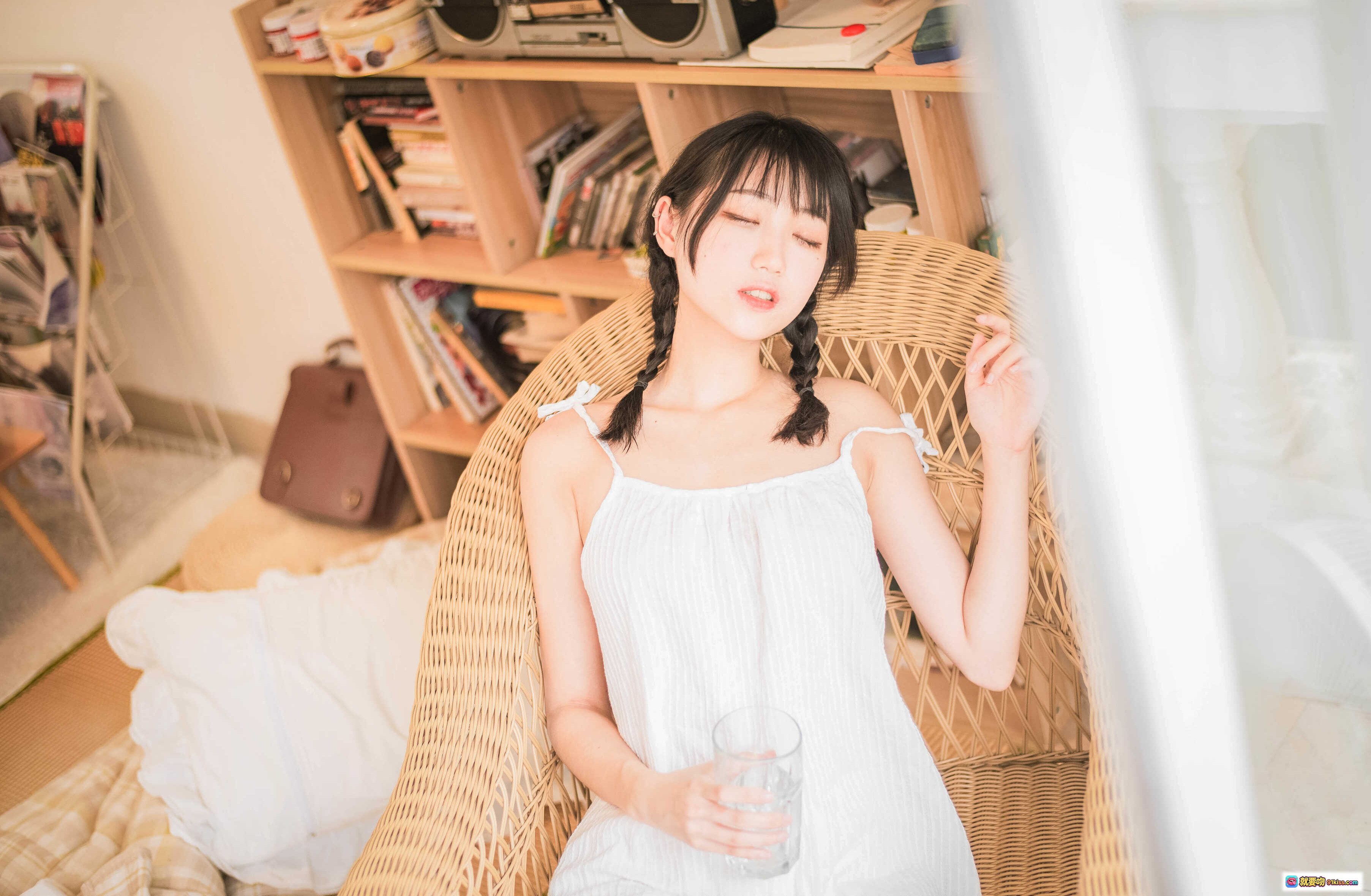 图片[1] - 周叽可爱兔兔NO.029盛夏写真｜清新少女居家风｜白色吊带裙双马尾｜藤椅阅读场景｜温柔治愈系摄影 - 就要吻