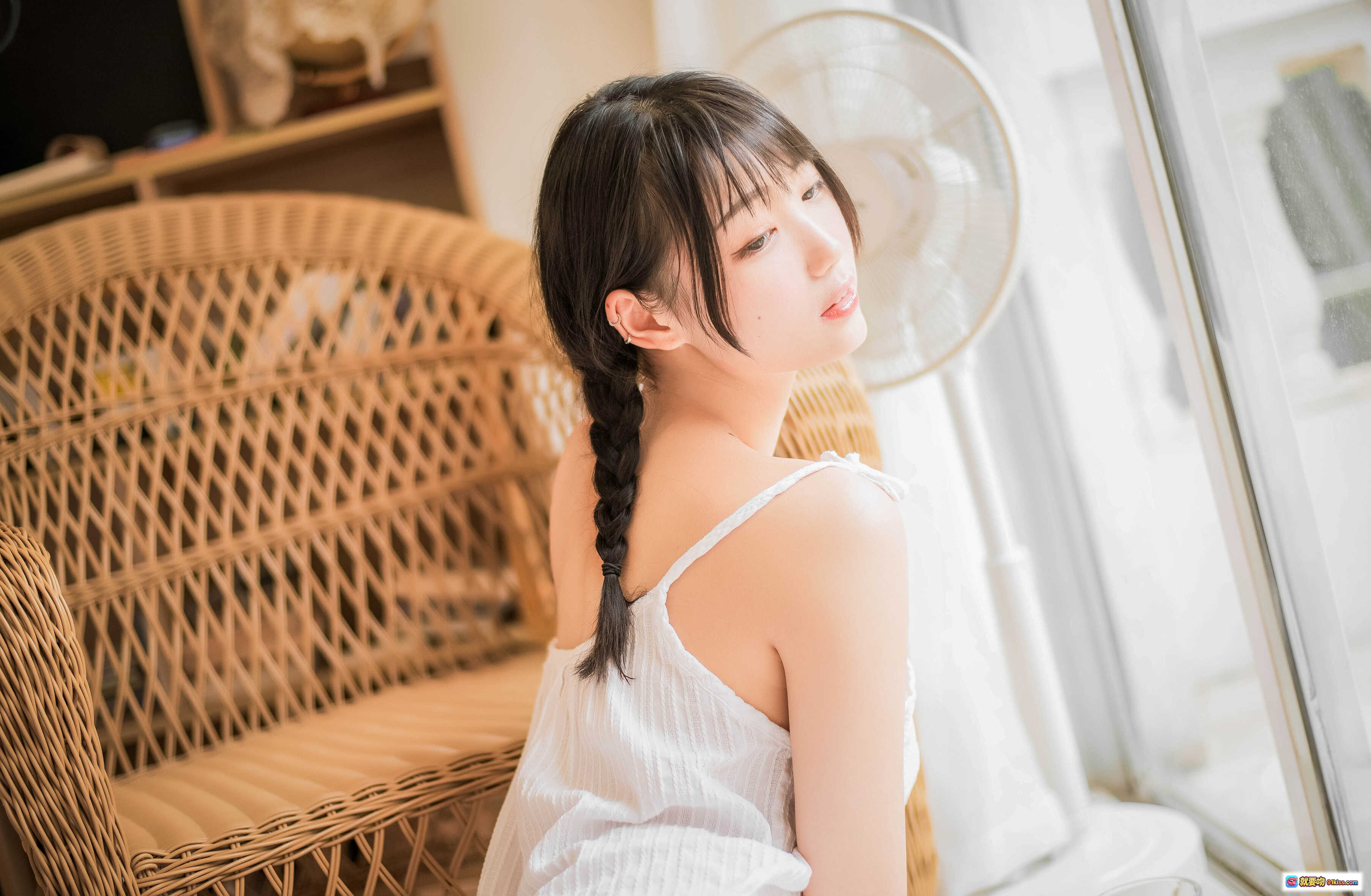 图片[8] - 周叽可爱兔兔NO.029盛夏写真｜清新少女居家风｜白色吊带裙双马尾｜藤椅阅读场景｜温柔治愈系摄影 - 就要吻