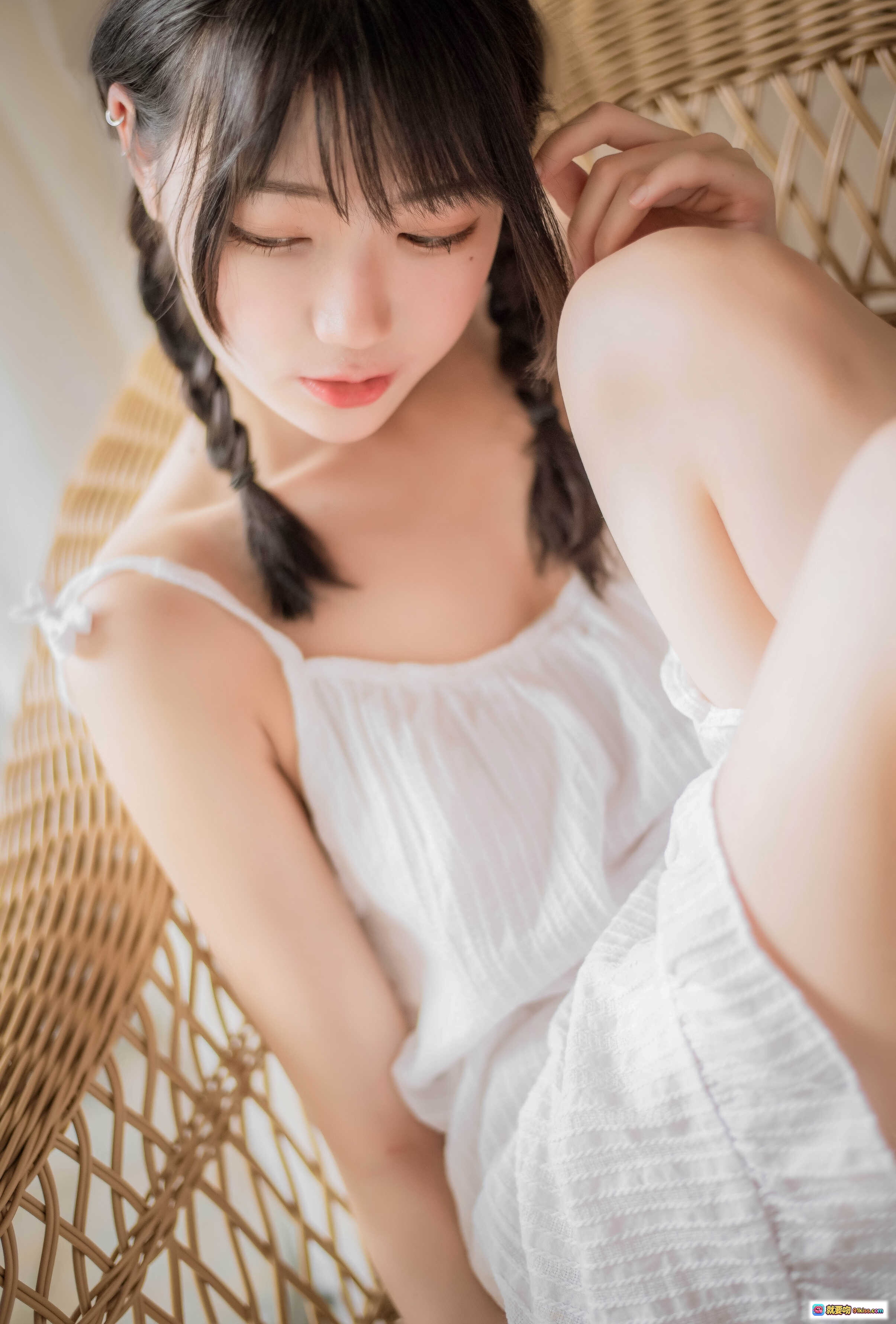 图片[7] - 周叽可爱兔兔NO.029盛夏写真｜清新少女居家风｜白色吊带裙双马尾｜藤椅阅读场景｜温柔治愈系摄影 - 就要吻