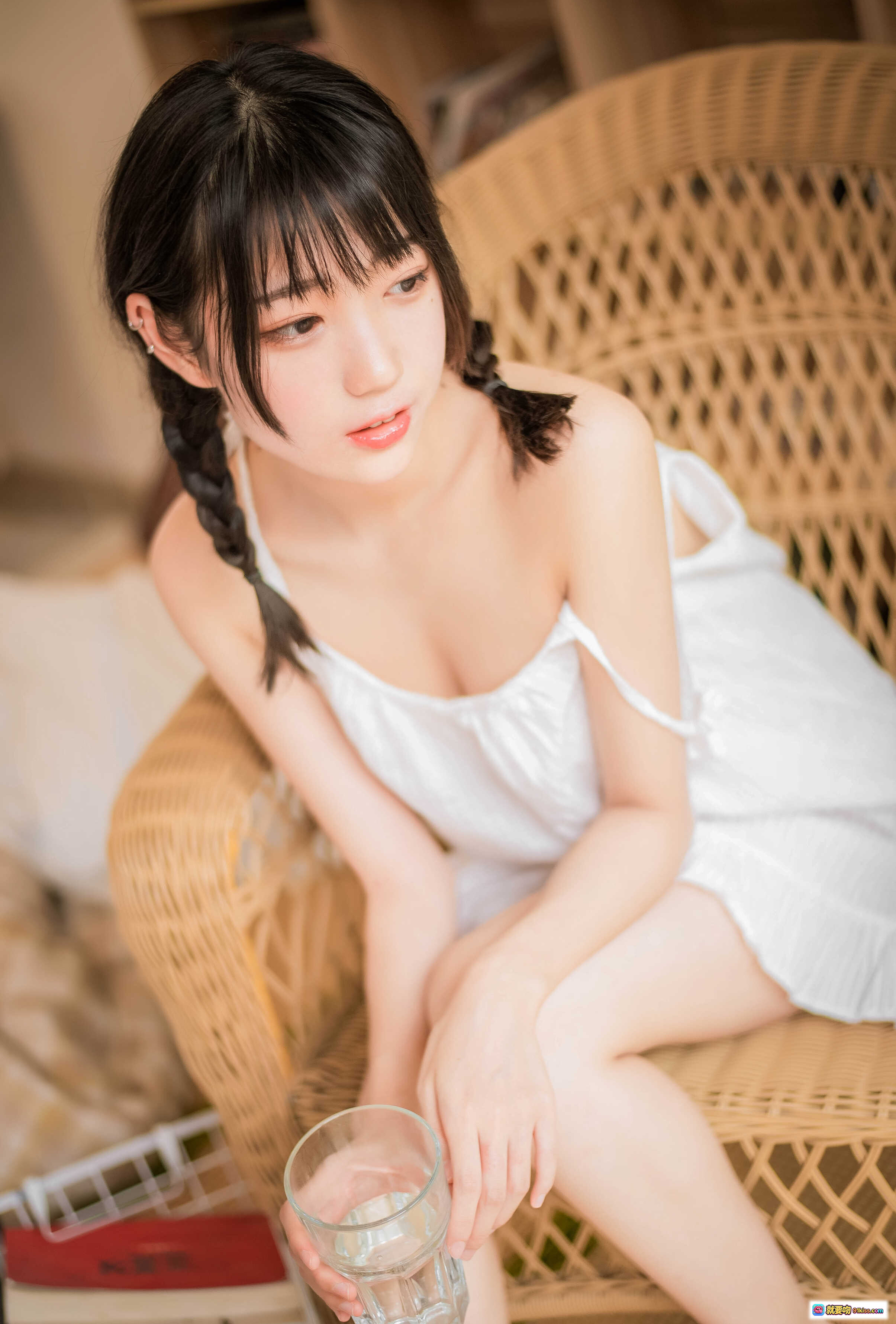 图片[3] - 周叽可爱兔兔NO.029盛夏写真｜清新少女居家风｜白色吊带裙双马尾｜藤椅阅读场景｜温柔治愈系摄影 - 就要吻