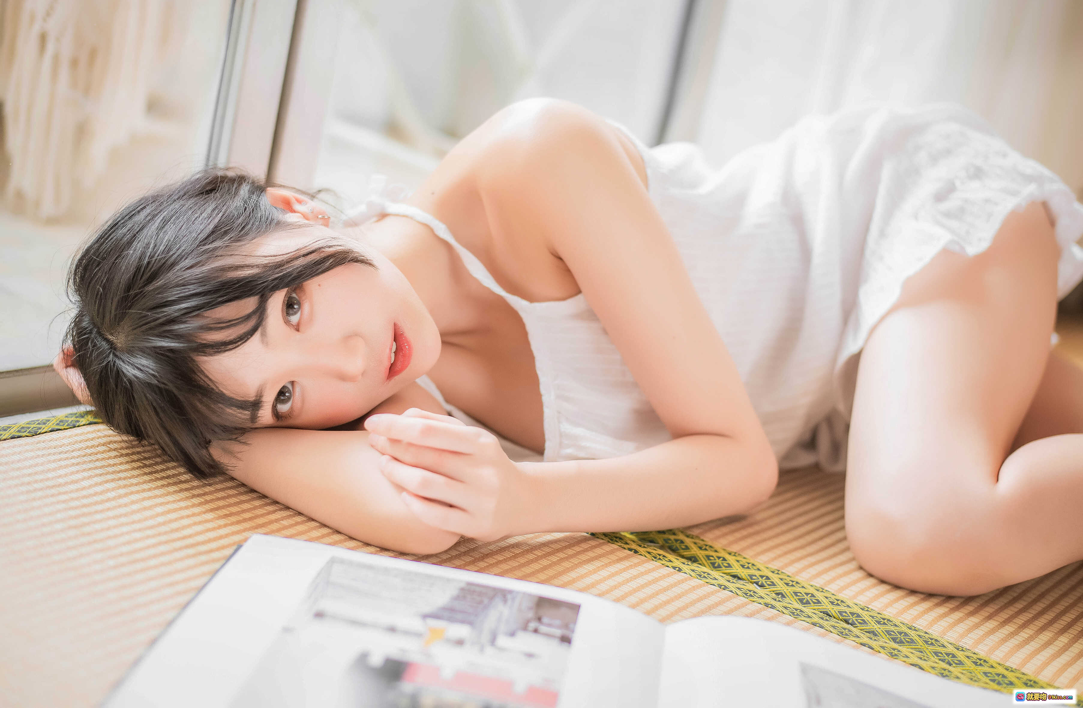 图片[4] - 周叽可爱兔兔NO.029盛夏写真｜清新少女居家风｜白色吊带裙双马尾｜藤椅阅读场景｜温柔治愈系摄影 - 就要吻