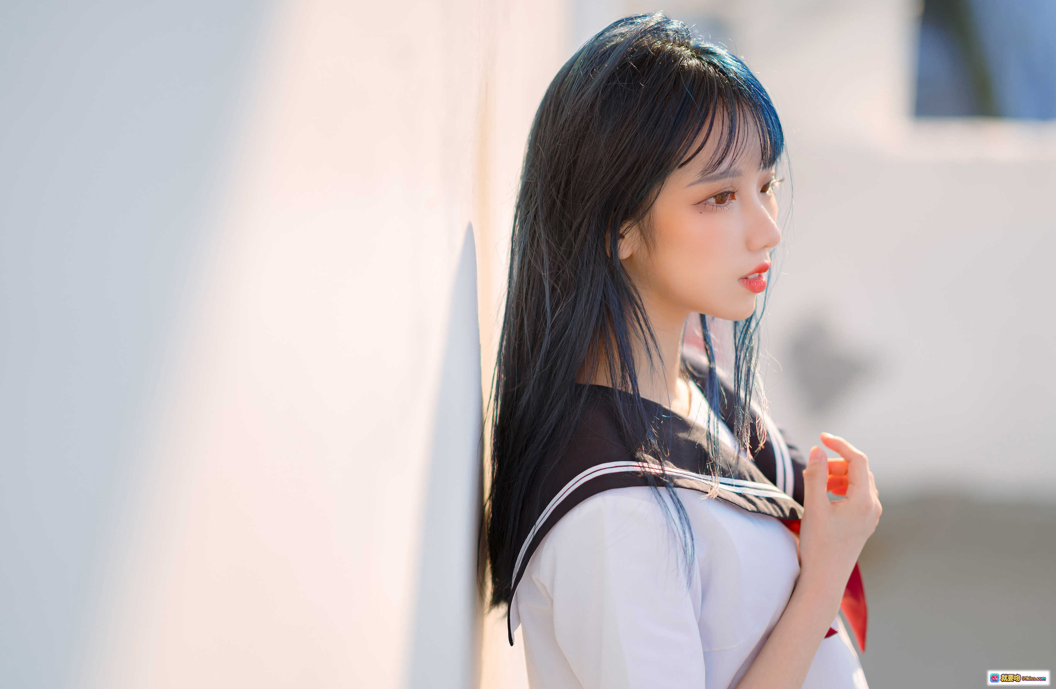 图片[2] - 果咩酱w NO.020 JK制服写真｜蓝发少女屋顶坐姿城市背景清新日系风格30P高清图集 - 就要吻