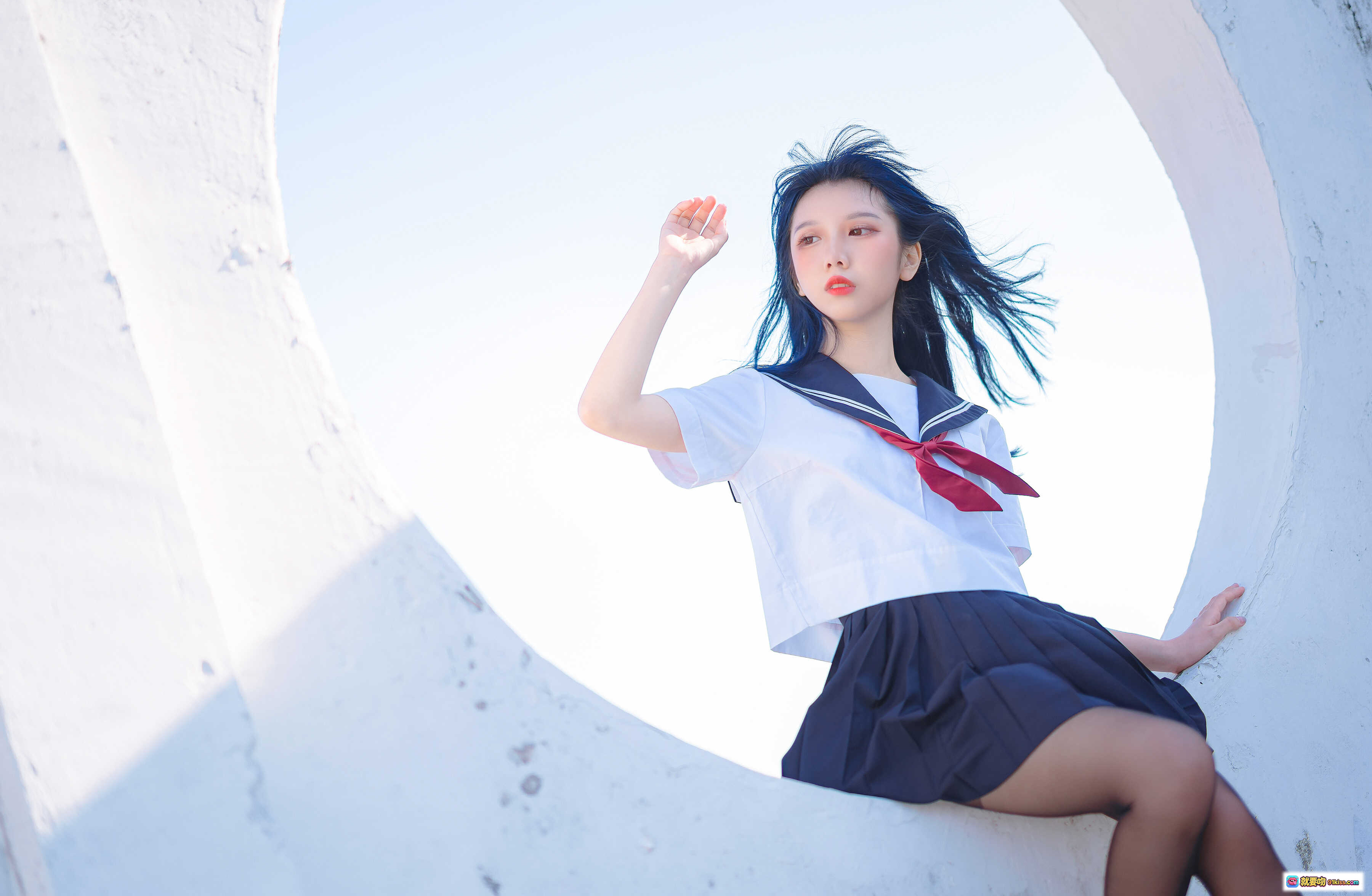 图片[8] - 果咩酱w NO.020 JK制服写真｜蓝发少女屋顶坐姿城市背景清新日系风格30P高清图集 - 就要吻