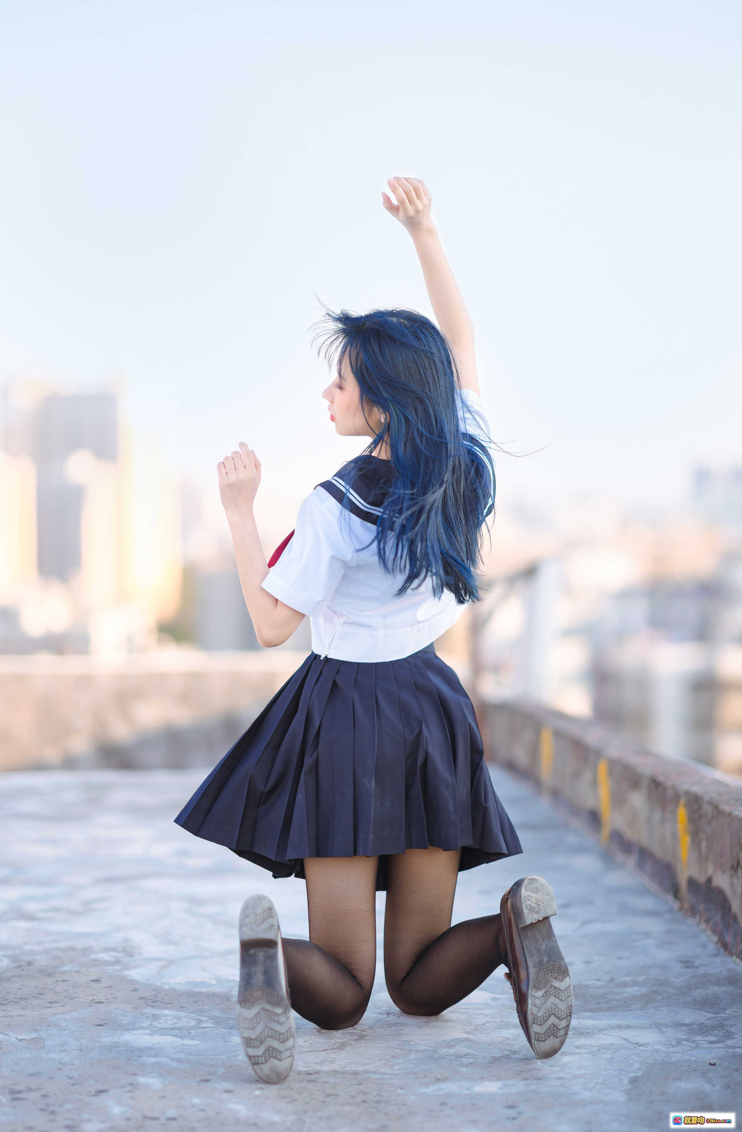 图片[5] - 果咩酱w NO.020 JK制服写真｜蓝发少女屋顶坐姿城市背景清新日系风格30P高清图集 - 就要吻